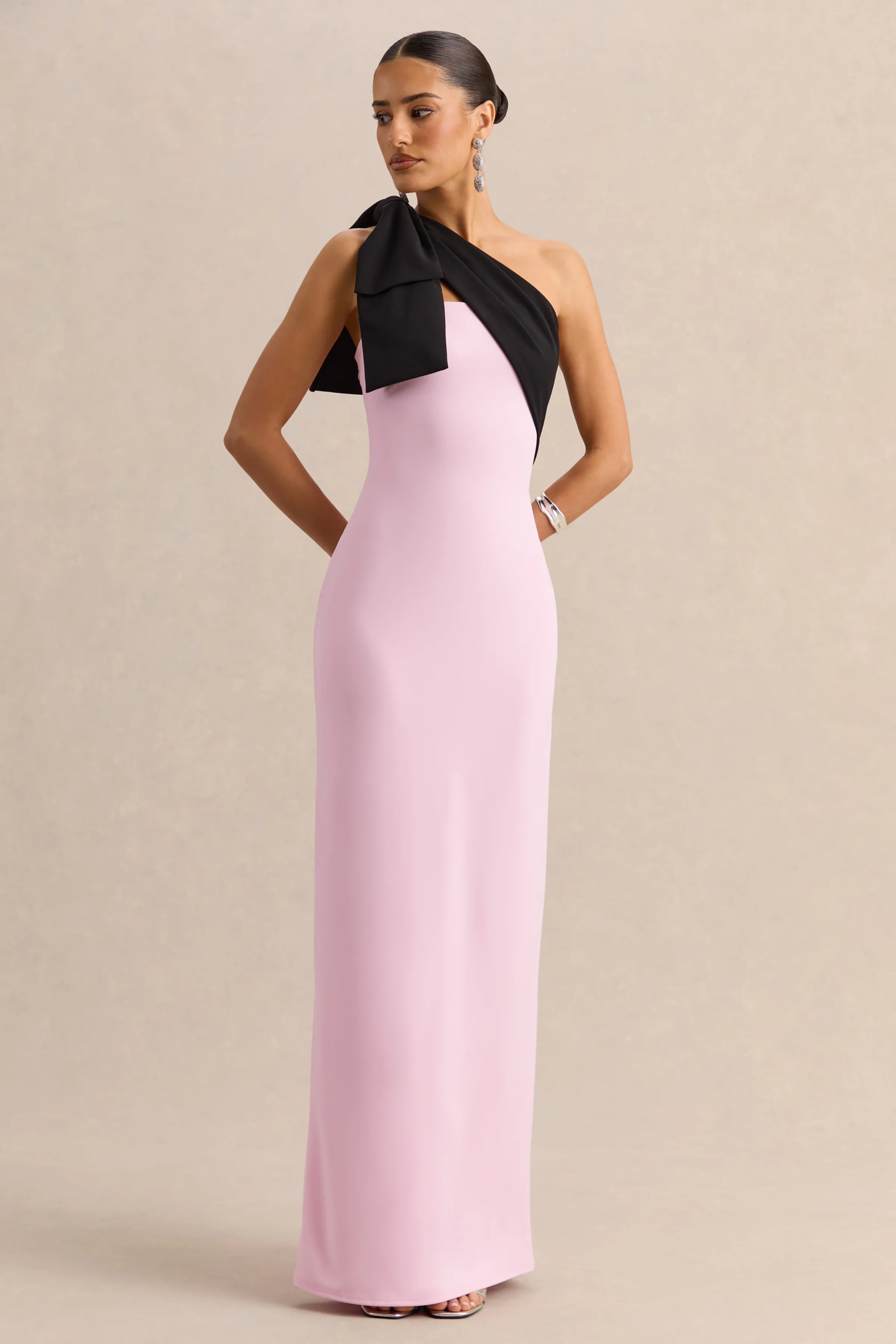 Adara | Rosafarbenes und schwarzes Maxikleid mit asymmetrischem Ausschnitt und Schleifen-Detail - Image 5