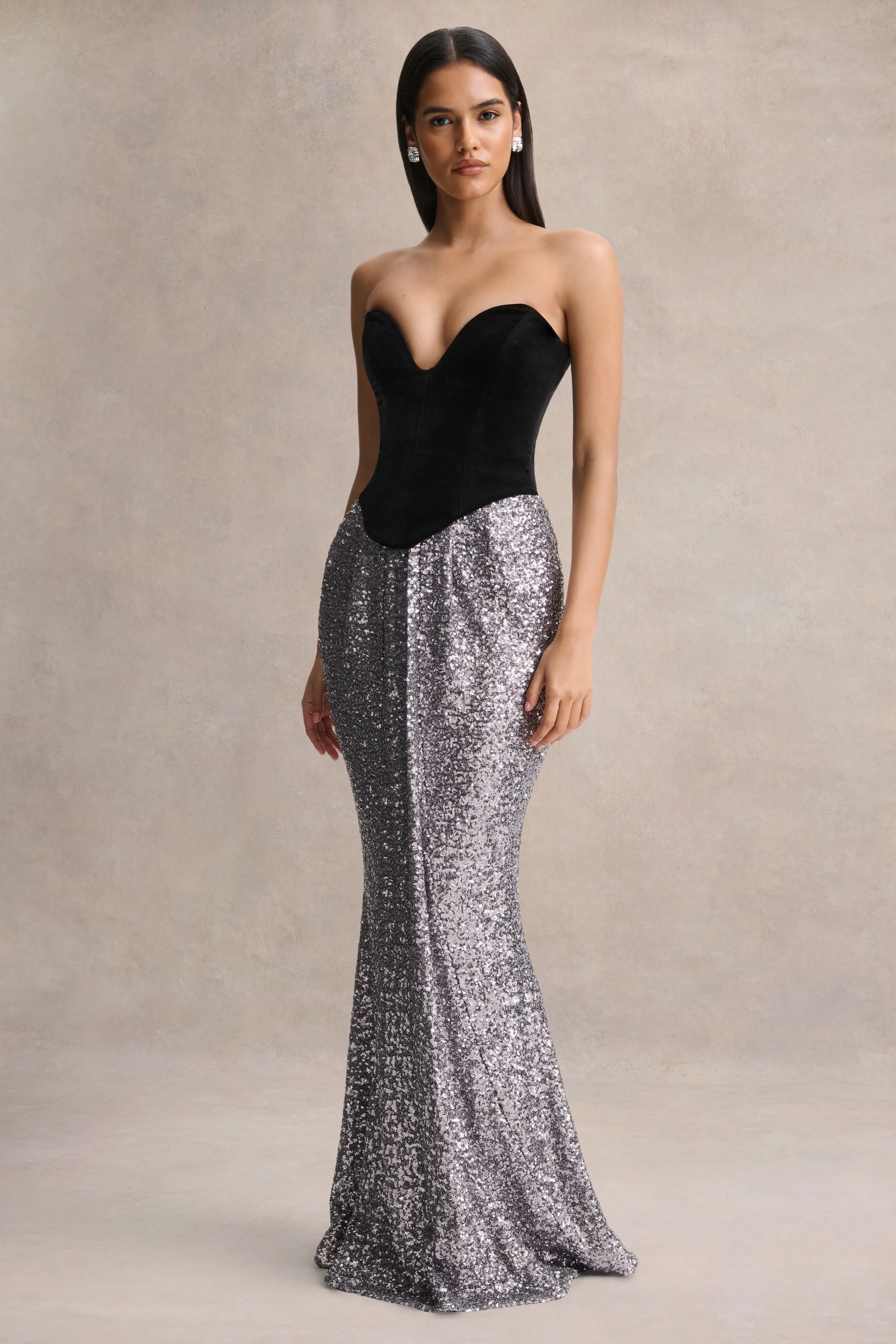 Aeris | Schwarzes Maxikleid aus Samt und silbernen Pailletten mit tiefem Ausschnitt - Image 4