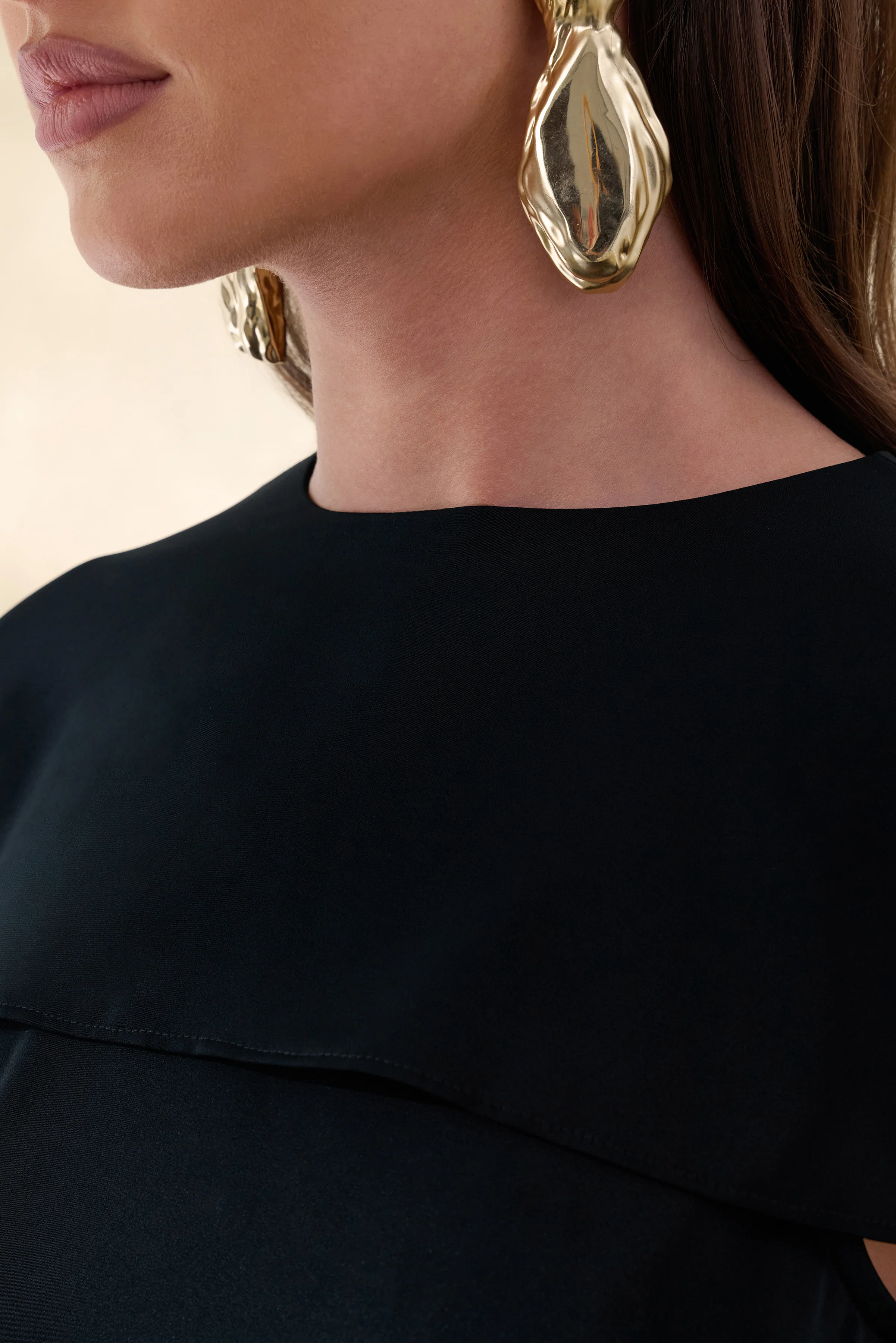 Aetheria | Schwarzes Satin-Oberteil mit hohem Ausschnitt und Cape - Image 7