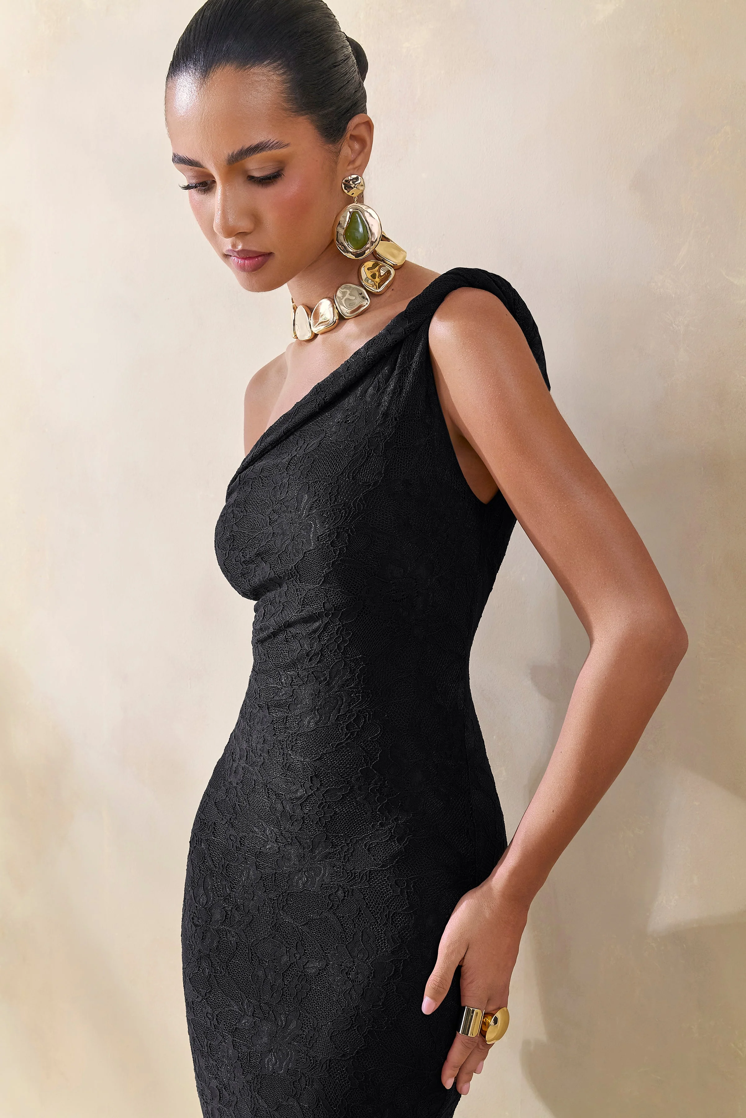 Afina | Schwarzes Maxikleid aus Spitze mit asymmetrischem Ausschnitt - Image 5