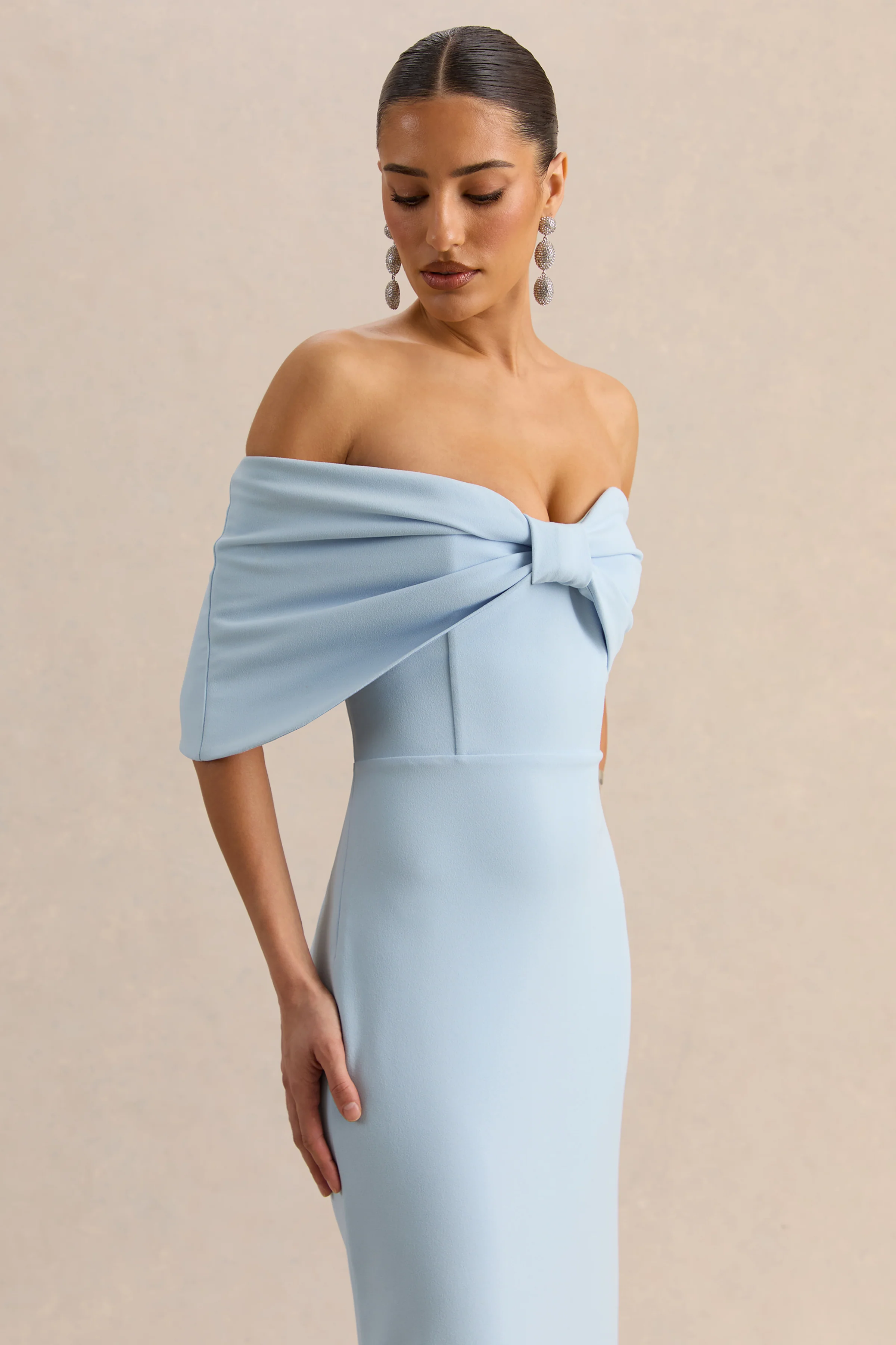 Agatha | Hellblaues Maxikleid mit Schleifen-Bardot-Ausschnitt - Image 6