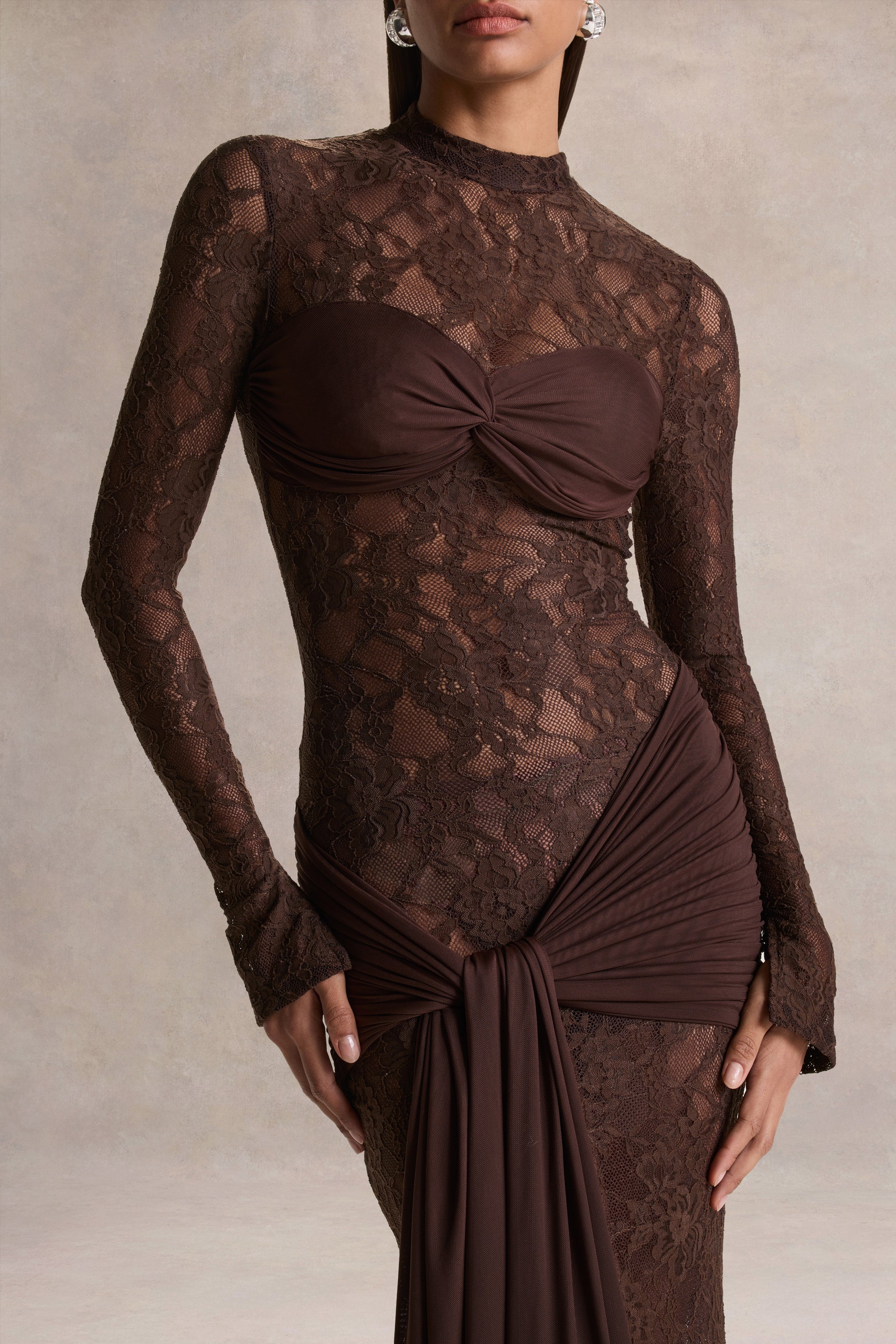 Akira | Braunes Maxikleid aus Spitze mit Schärpen-Detail - Image 3