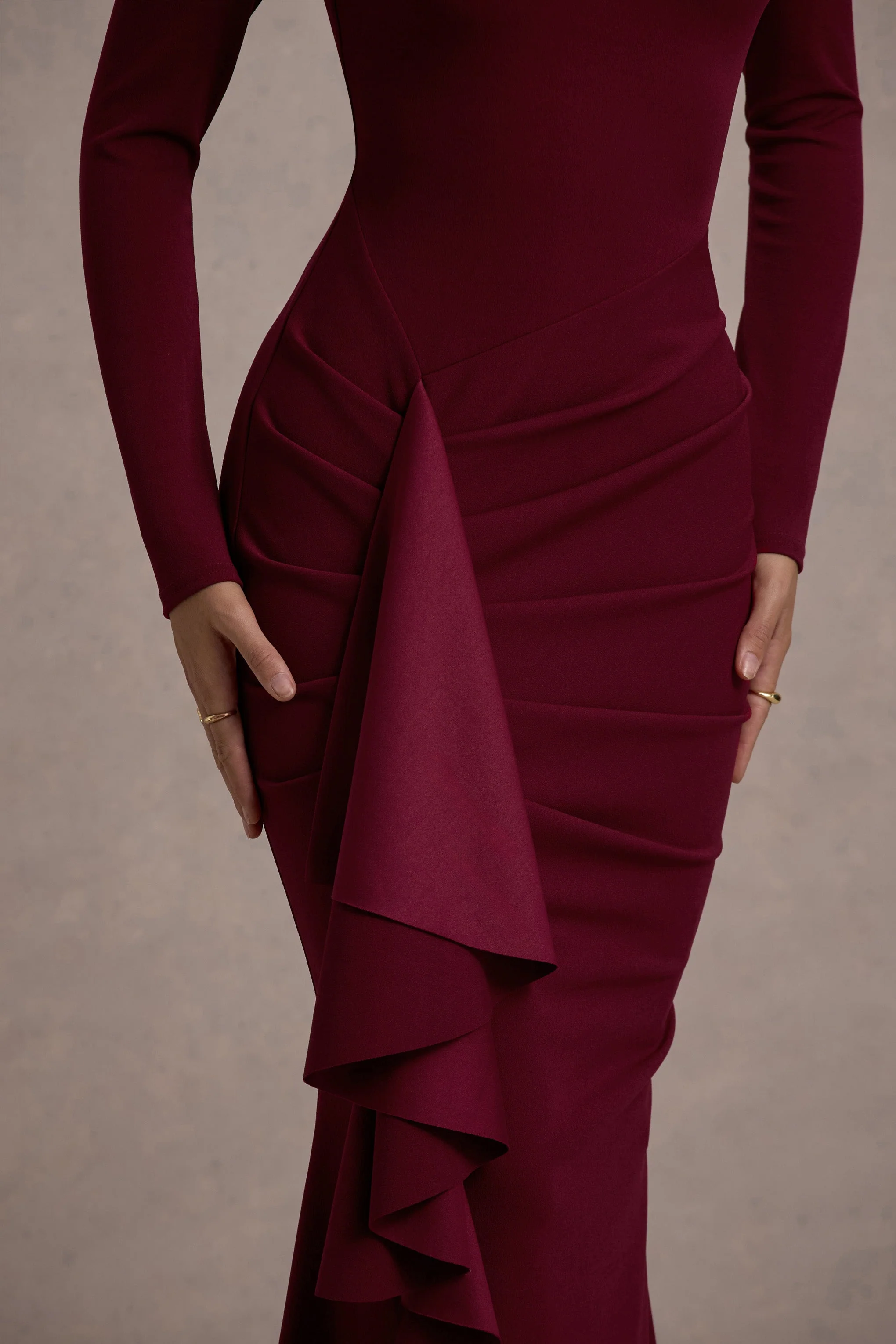 Alayna | Beerenfarbenes Maxikleid mit langen Ärmeln und Rüschen-Schlitz - Image 6