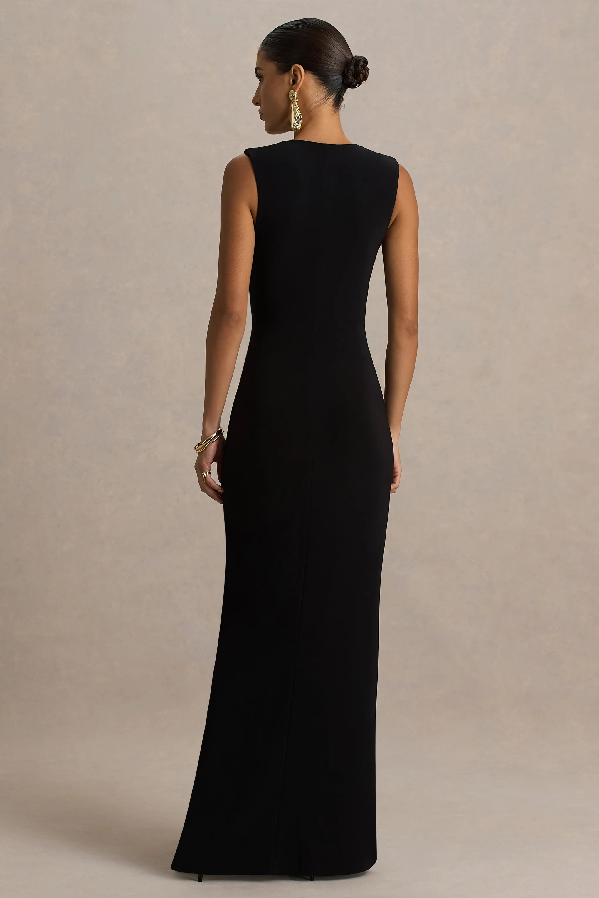 Alena | Schwarzes Maxikleid mit tiefem Dekolleté und goldenen Details - Image 2