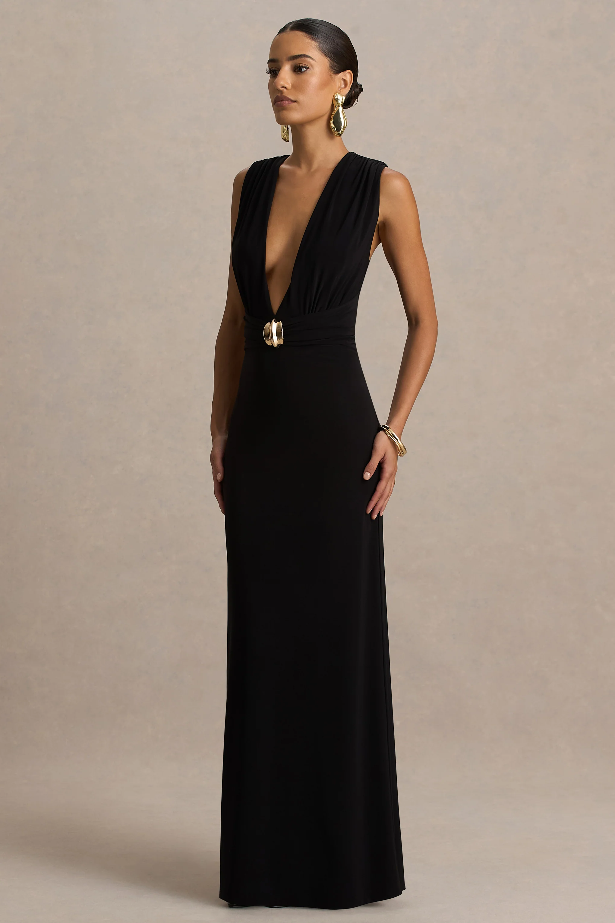 Alena | Schwarzes Maxikleid mit tiefem Dekolleté und goldenen Details - Image 3