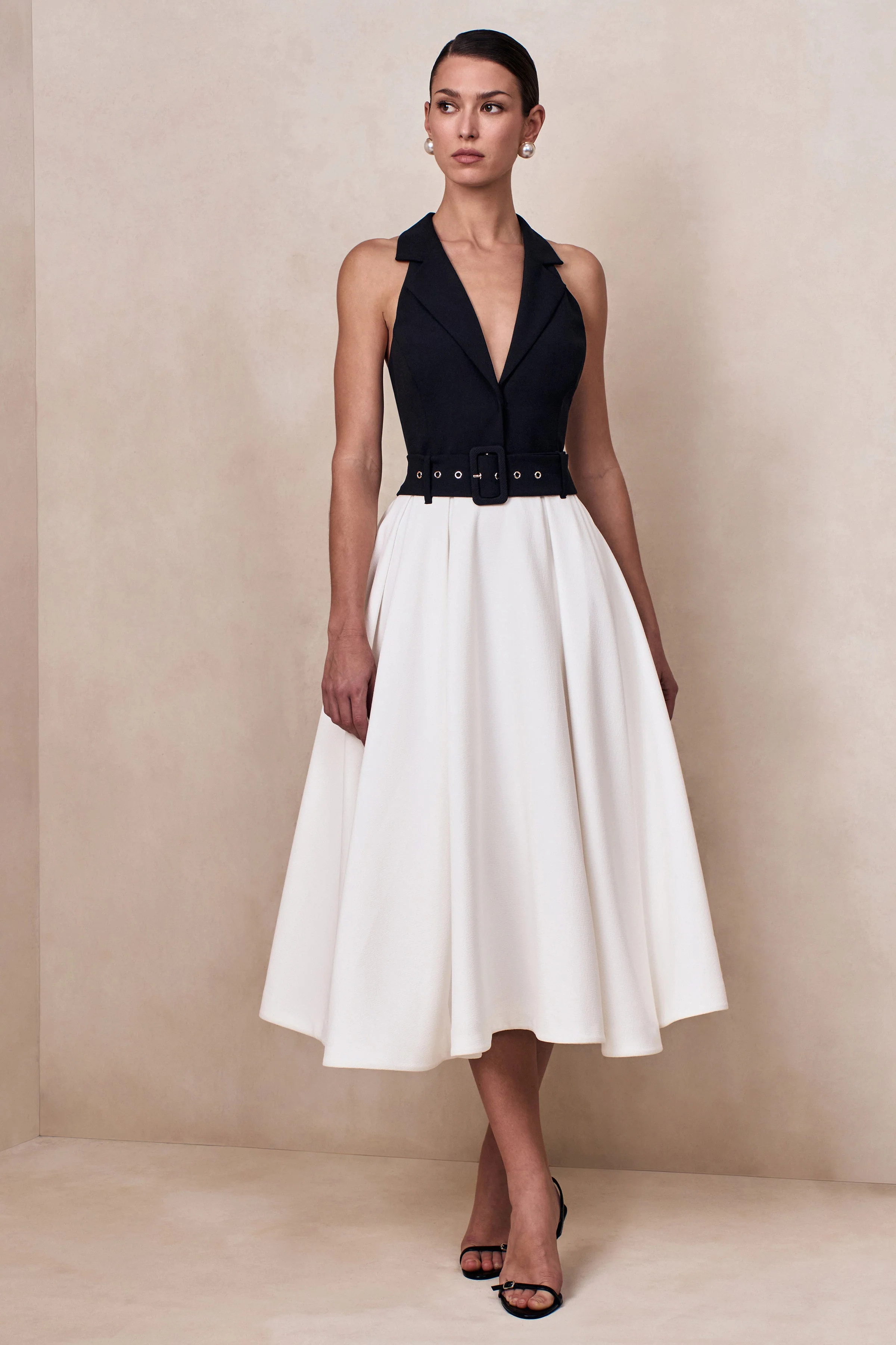 Alessa | Schwarz-weißes maßgeschneidertes Midikleid mit tiefem Ausschnitt - Image 7
