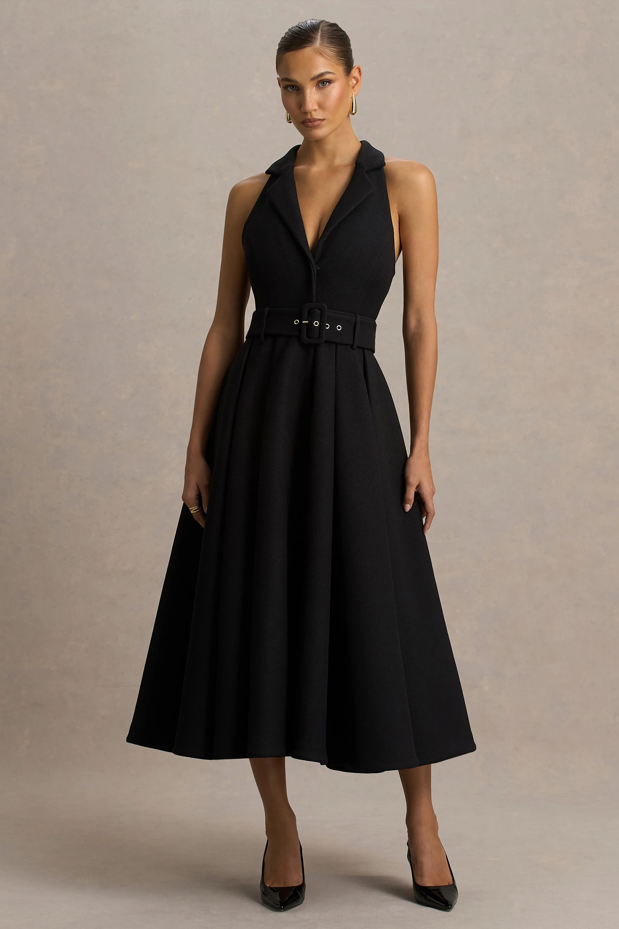 Alissa | Schwarzes Midikleid mit tiefem Kragenausschnitt und Faltenrock - Image 5