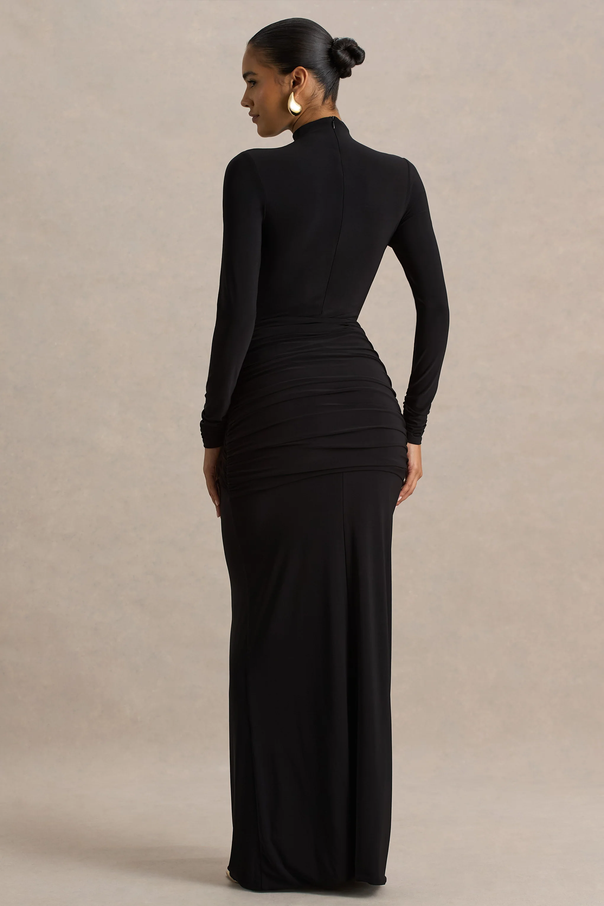 Alula | Schwarzes Maxikleid mit hohem Kragen und Twist-Detail - Image 2