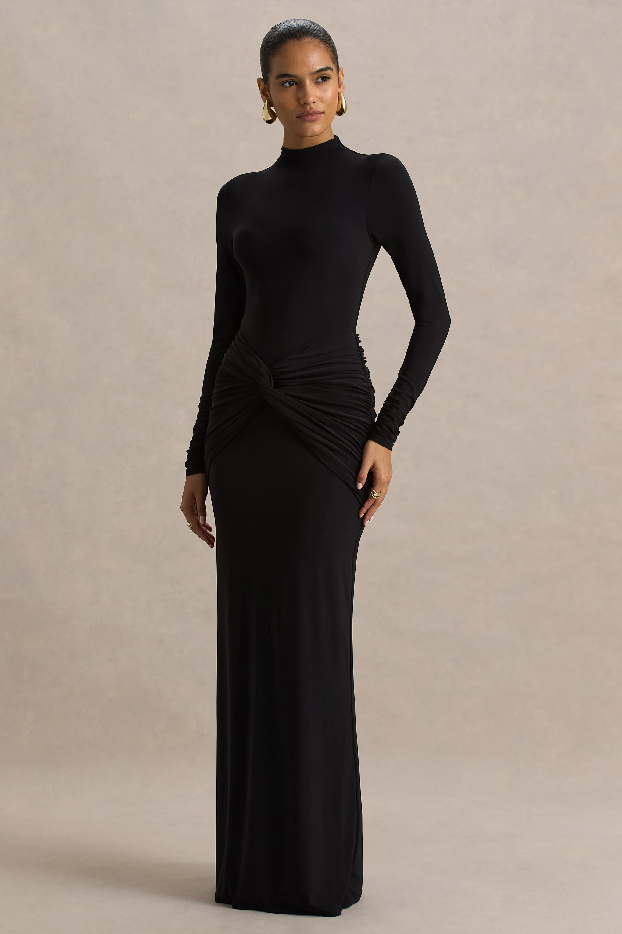Alula | Schwarzes Maxikleid mit hohem Kragen und Twist-Detail - Image 3