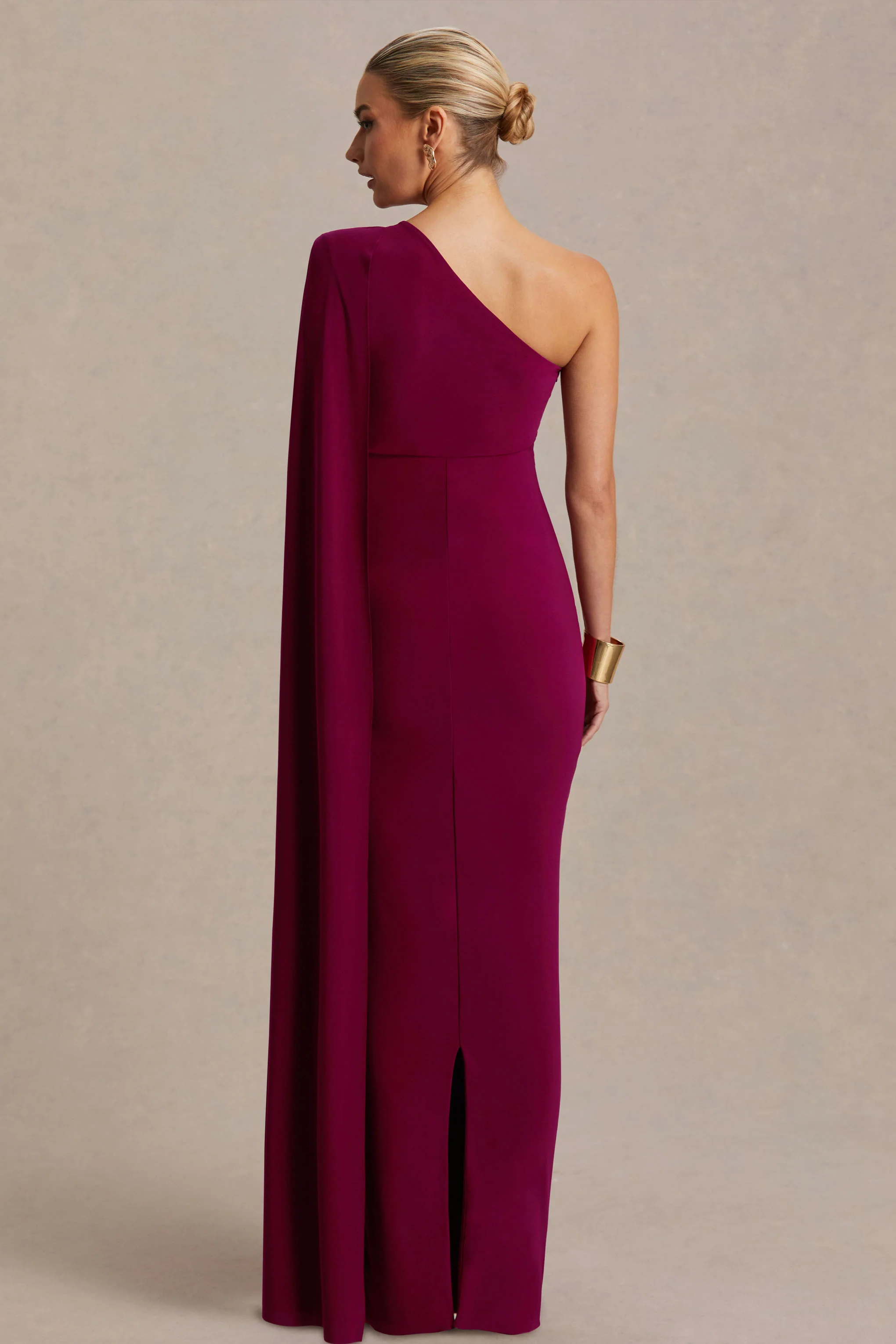 Amaryllis | Beerenfarbenes Umstands-Maxikleid mit EIn-Schulter-Design und Cape-Ärmel - Image 2