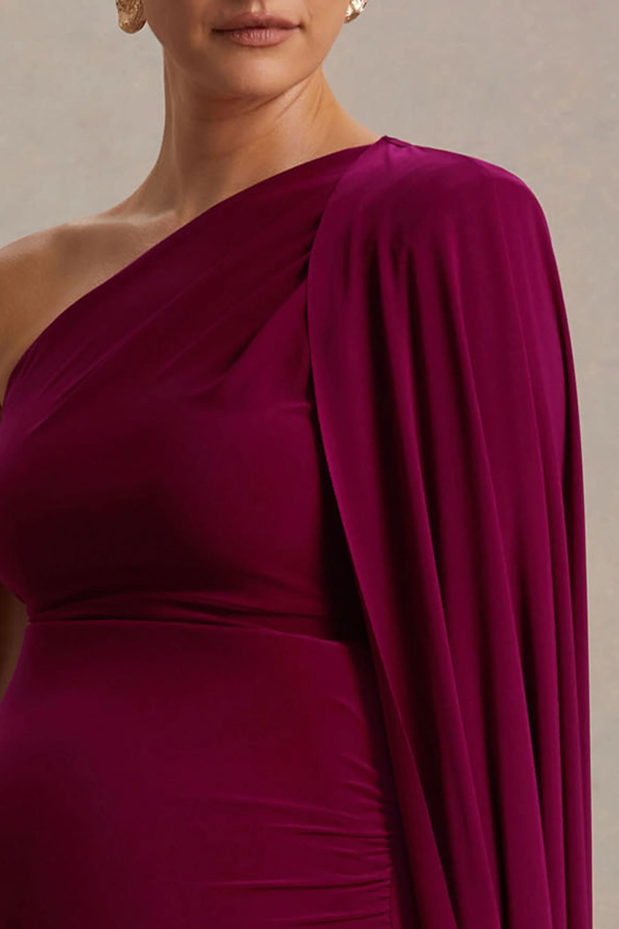 Amaryllis | Beerenfarbenes Umstands-Maxikleid mit EIn-Schulter-Design und Cape-Ärmel - Image 3
