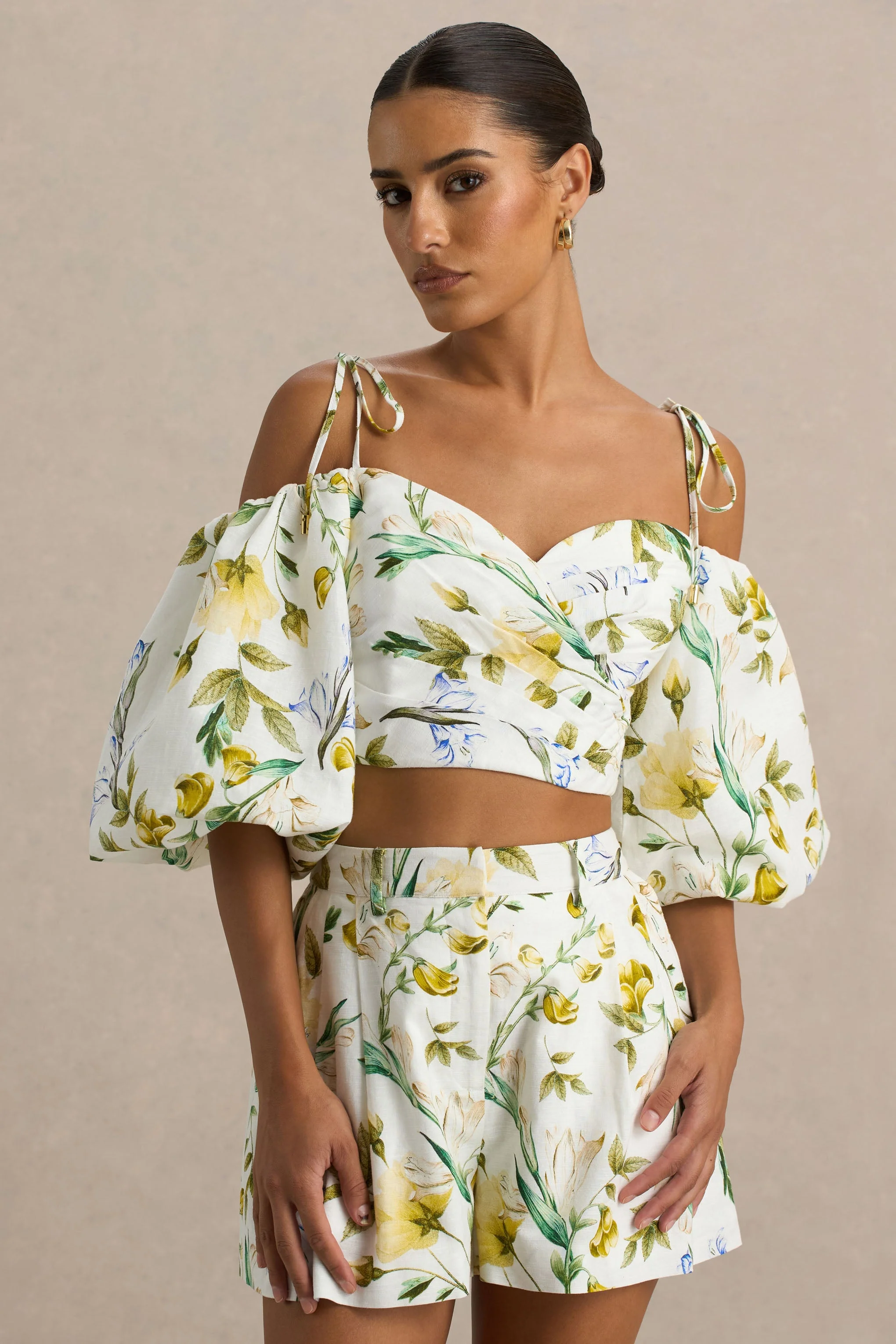 Amberly | Weißes Crop-Top mit Zitronenblumen-Print, tiefem Ausschnitt und Rüschen - Image 4
