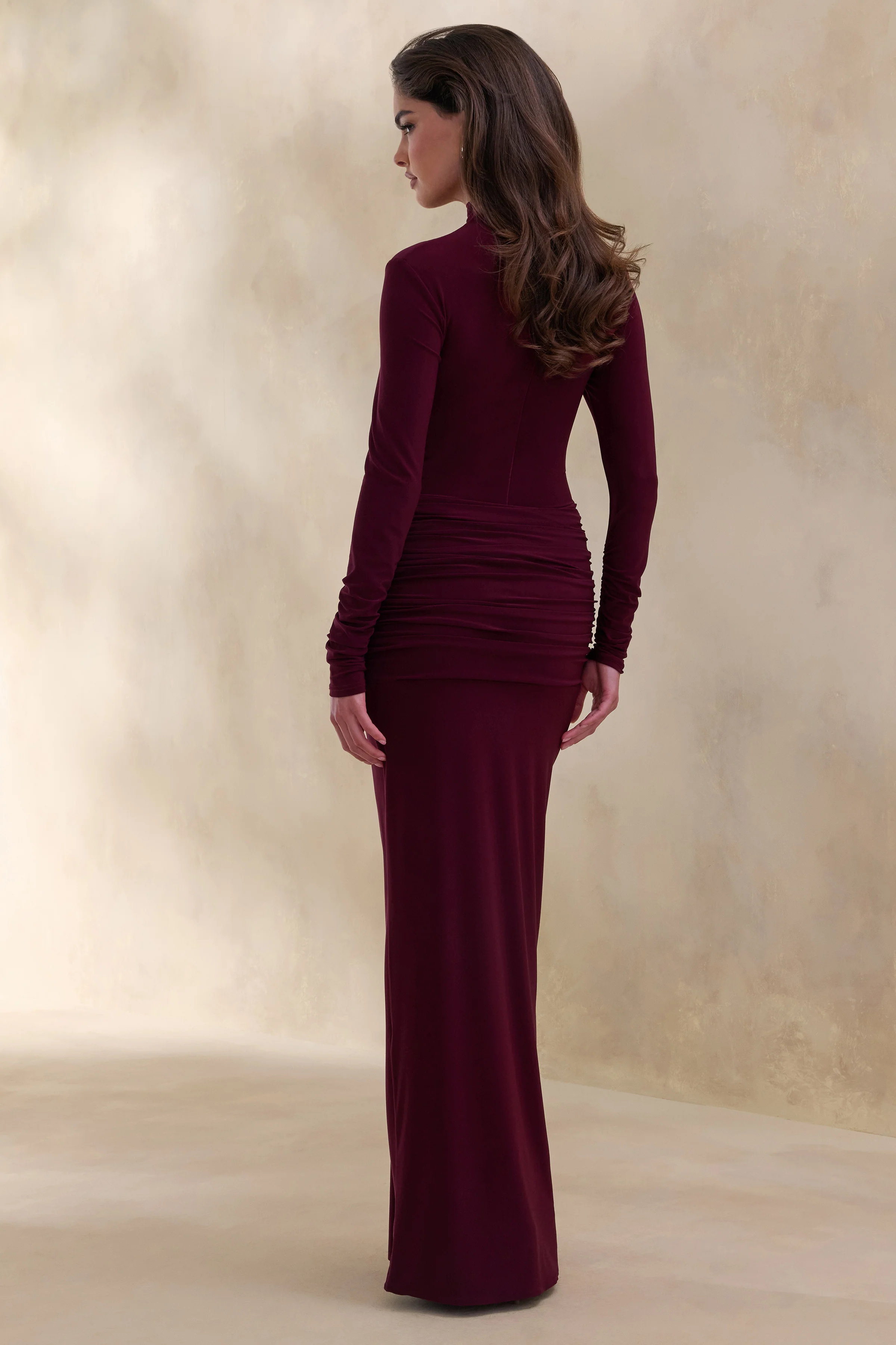 Ambrette | Dunkelpflaumenfarbenes Maxikleid mit hohem Ausschnitt und gerafften Details - Image 2