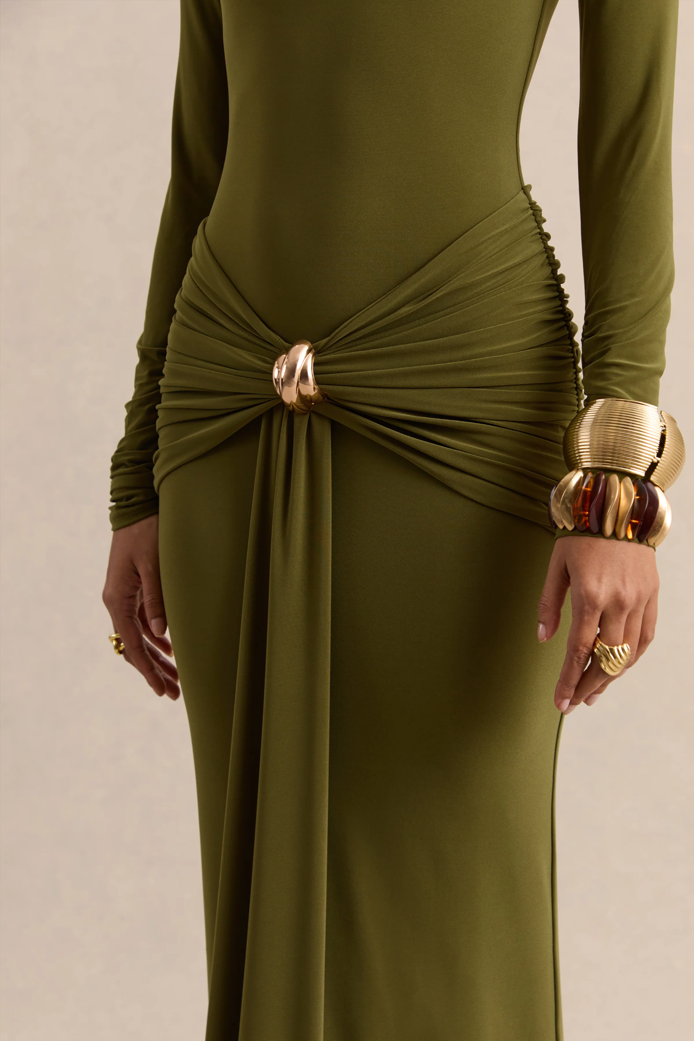 Ambrette | Olivfarbenes Maxikleid mit hohem Ausschnitt und gerafften Details - Image 7