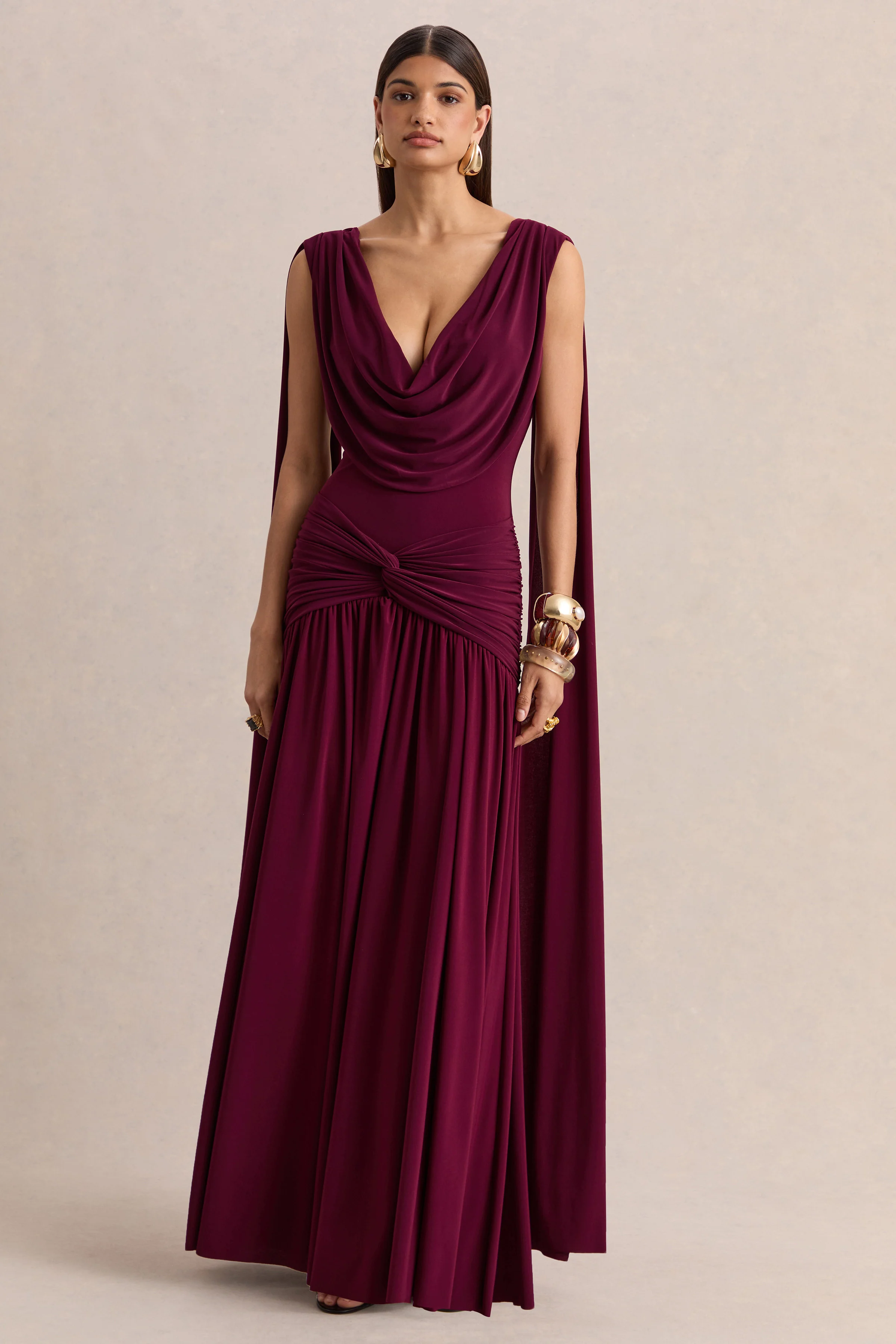 Amelisse | Bordeauxfarbenes Maxikleid mit tiefem Ausschnitt und Raffungen - Image 4