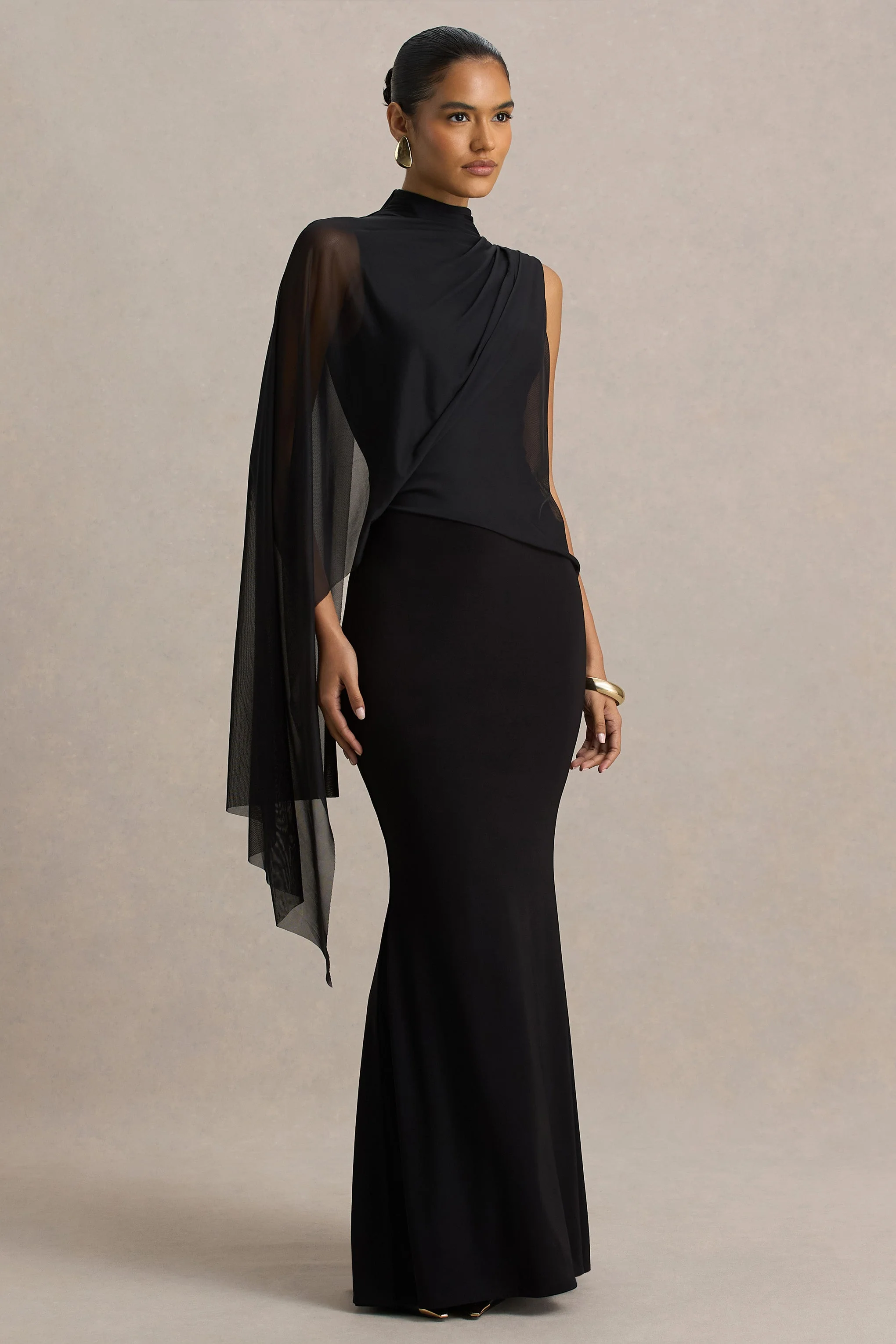 Amour | Schwarzes Maxikleid mit hohem Kragen und Cape-Ärmeln - Image 5