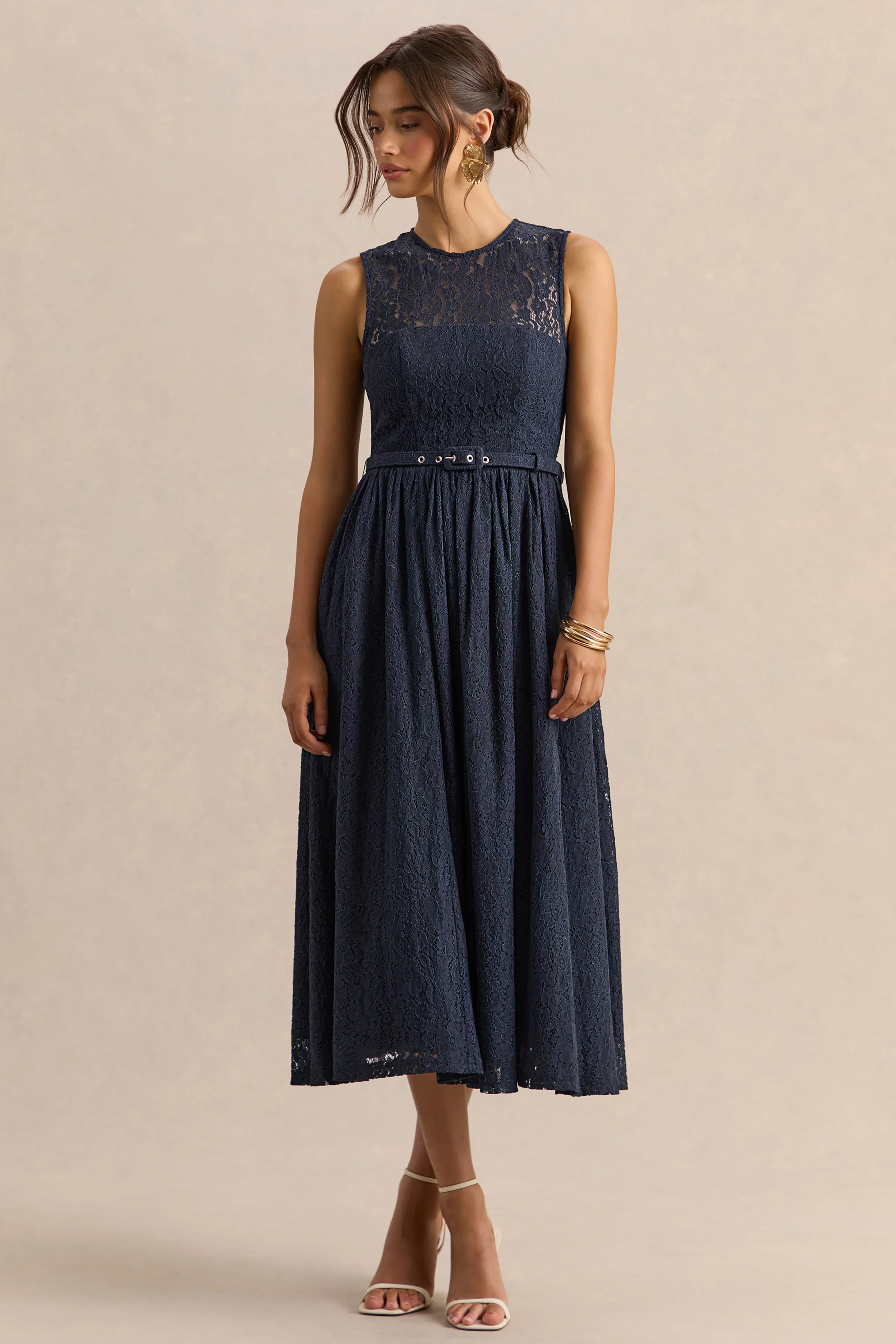 Anabella | Marineblaues Midikleid aus Spitze mit hohem Ausschnitt und Gürtel - Image 6