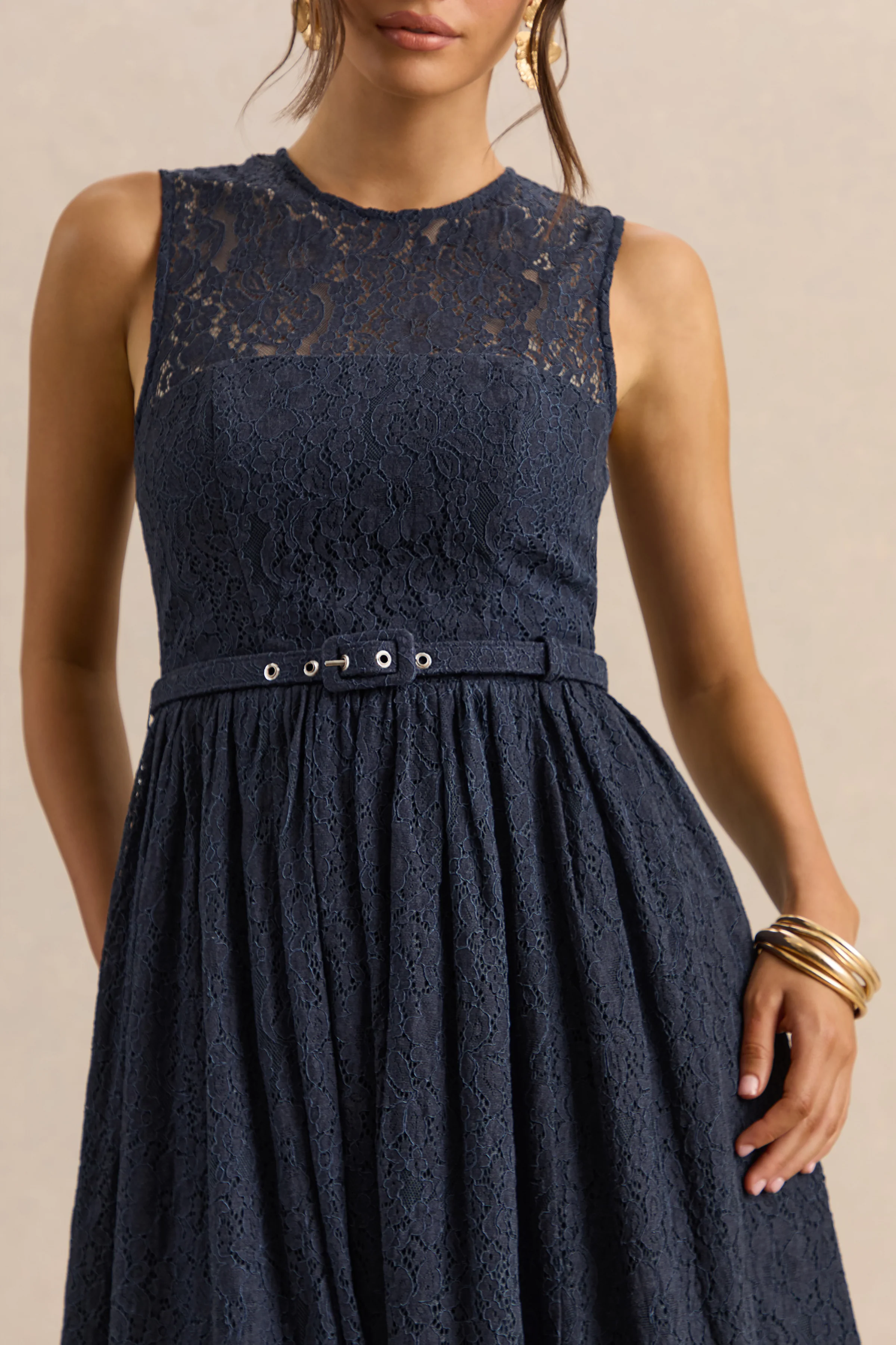 Anabella | Marineblaues Midikleid aus Spitze mit hohem Ausschnitt und Gürtel - Image 7