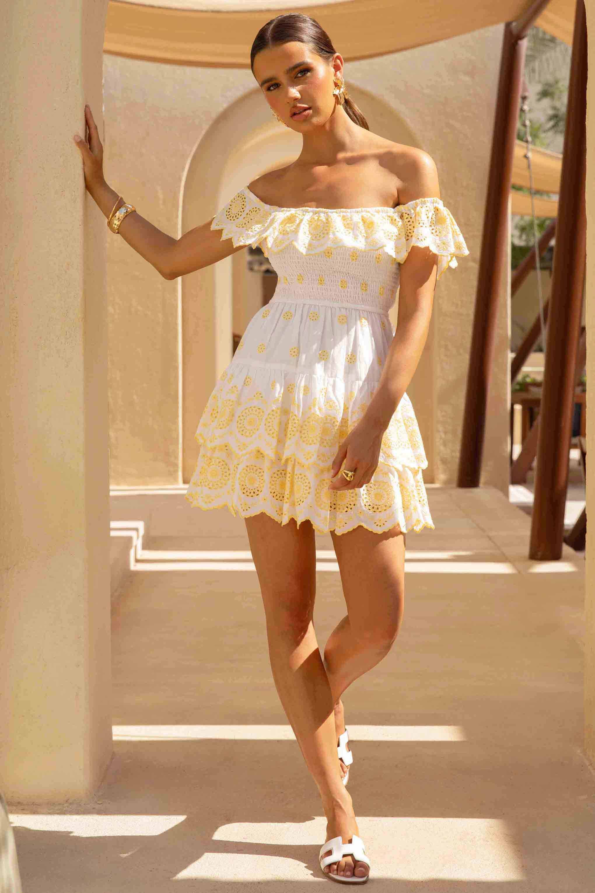 Andrea | Zitronenweißes Bardot-Minikleid mit Rüschen und Broderie - Image 3