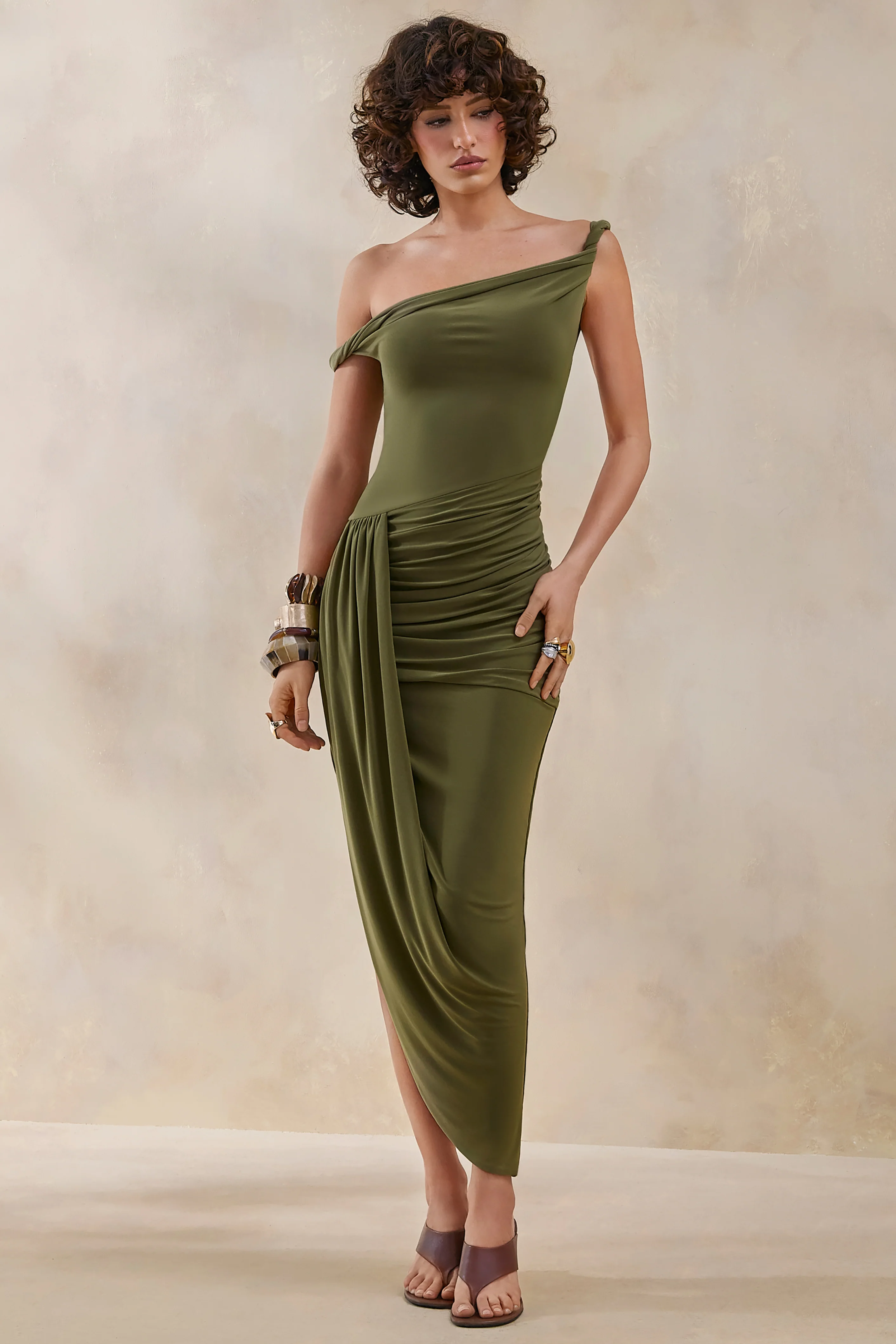 Angelique | Olivgrünes Asymmetrisches Maxikleid mit Twist-Detail - Image 4