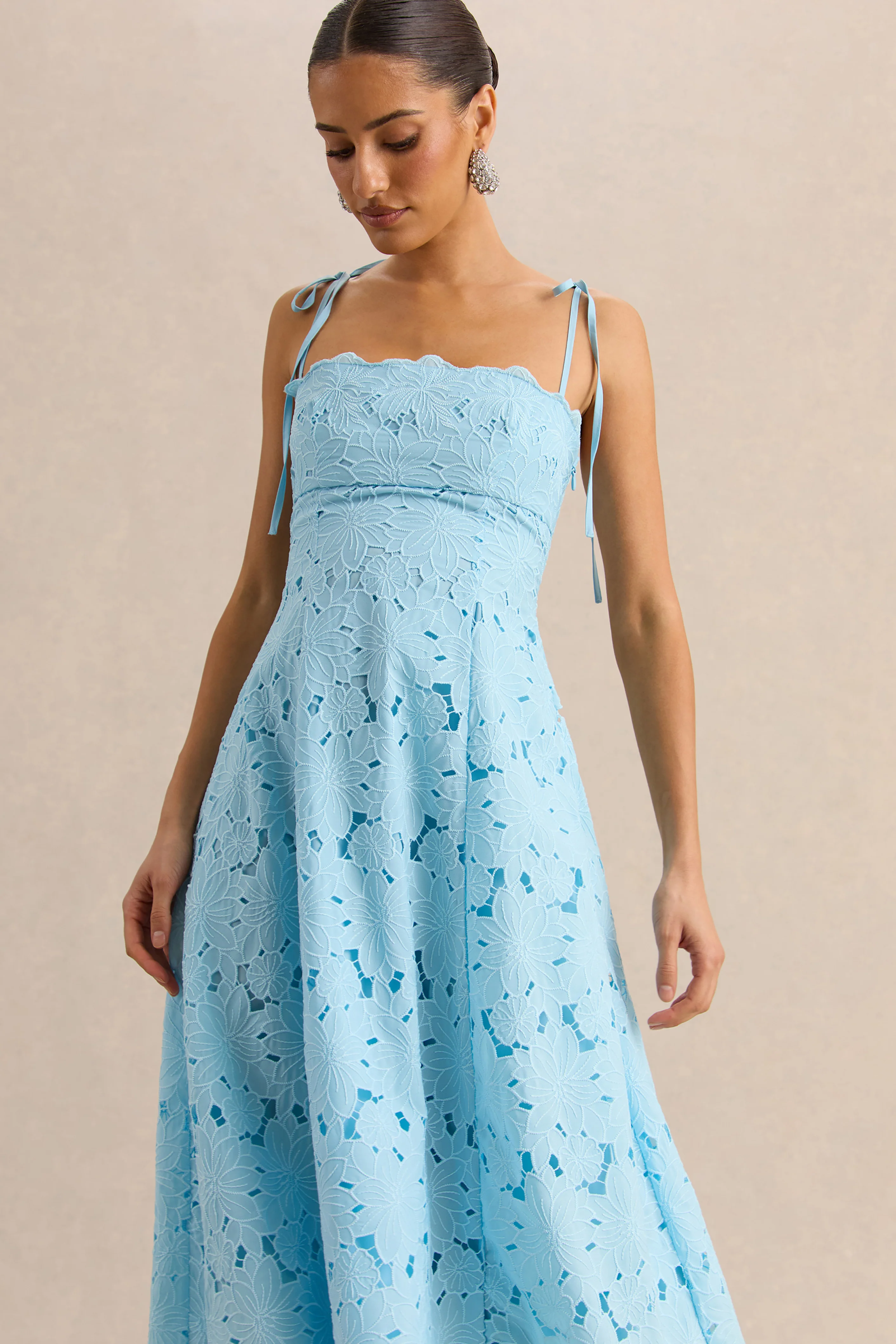 Anna | Puderblaues besticktes Midikleid mit eckigem Ausschnitt - Image 3