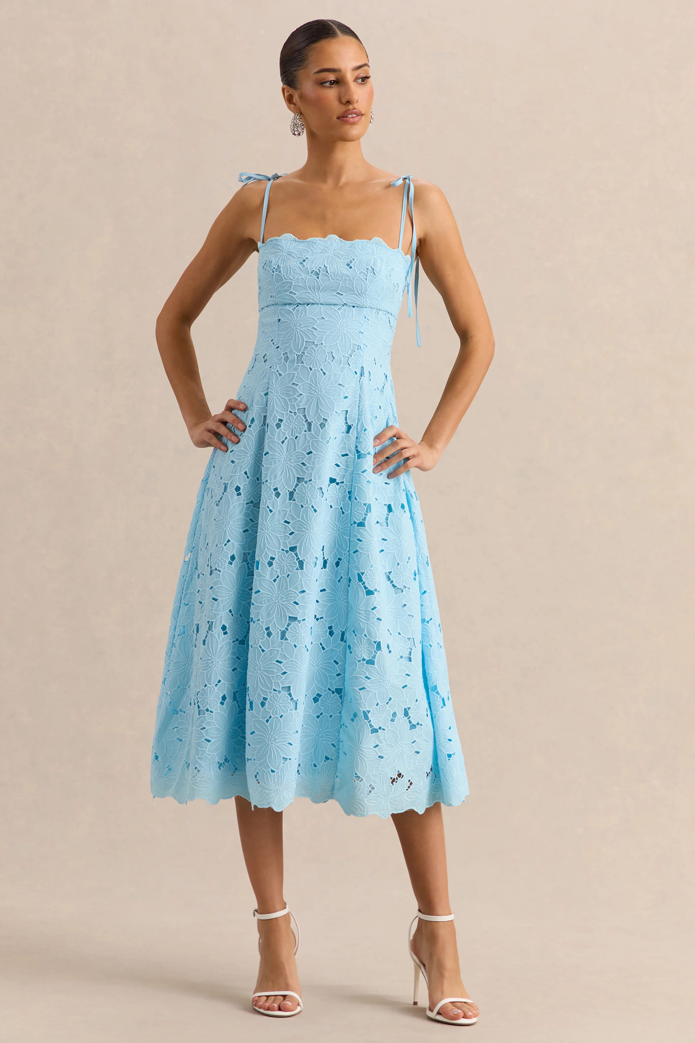 Anna | Puderblaues besticktes Midikleid mit eckigem Ausschnitt - Image 4