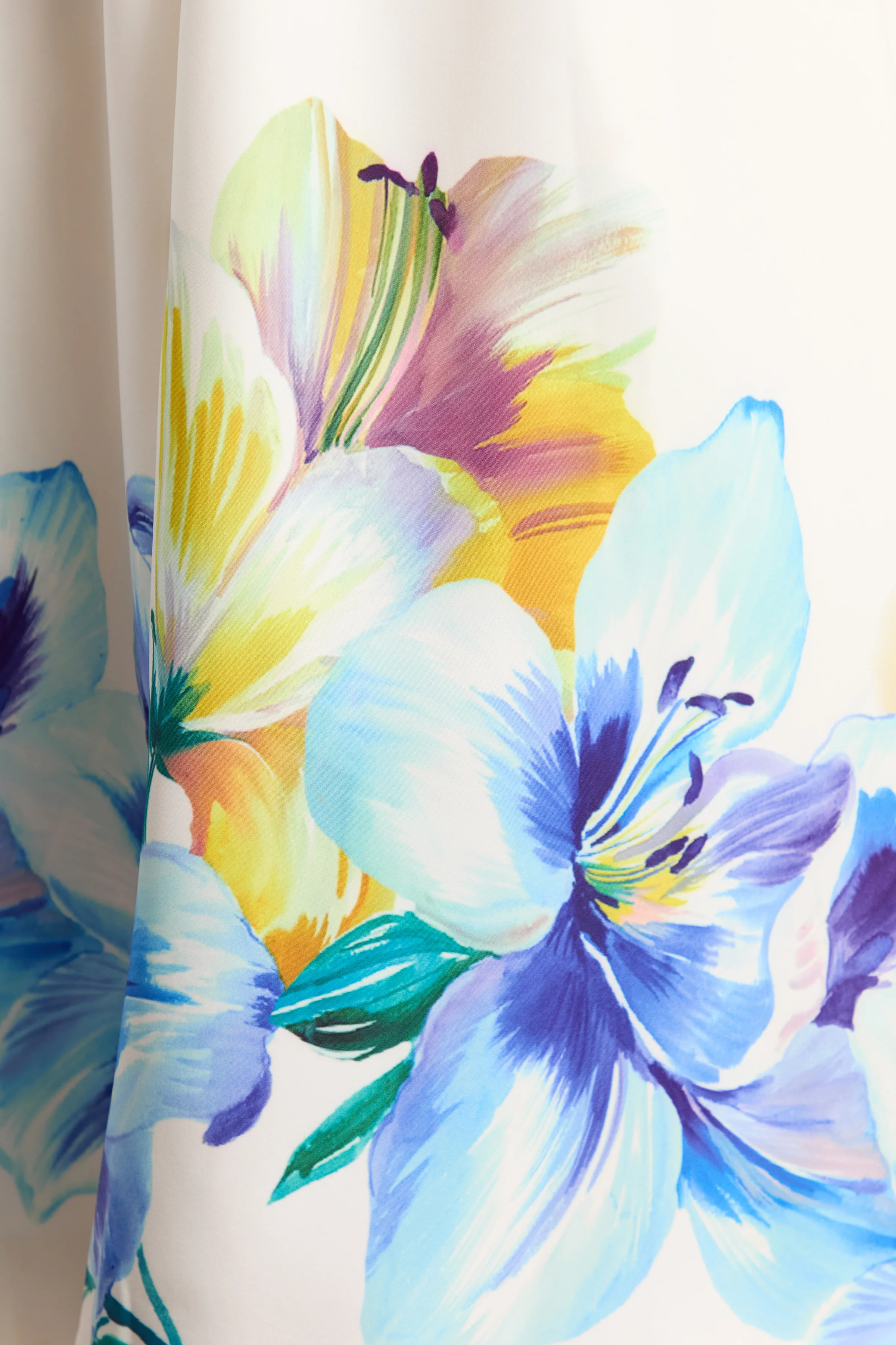 Annalise | Blau-gelbes Midikleid mit floralem Bordürenprint und Bandeau-Ausschnitt - Image 6