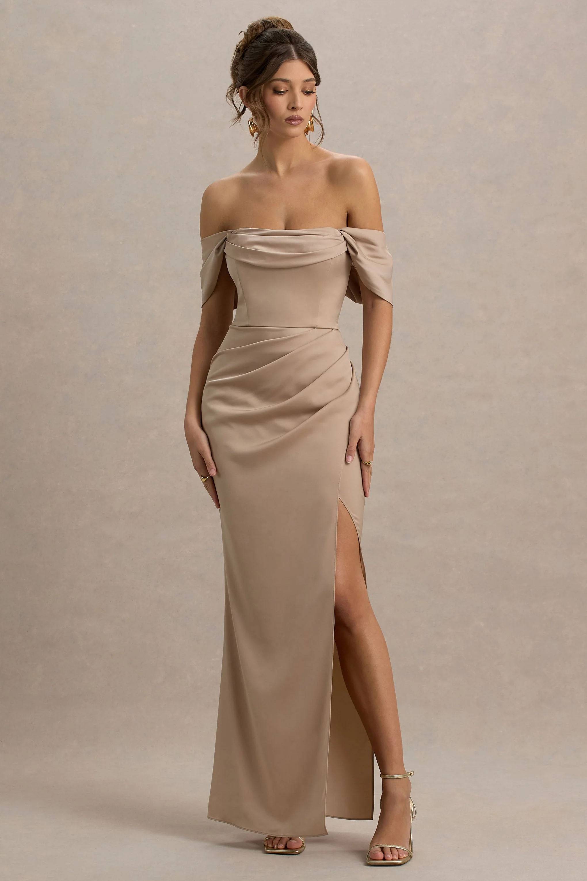 Annie | Champagnerfarbenes Satin-Bardot-Maxikleid mit Wickelrock und Seitenschlitz - Image 5