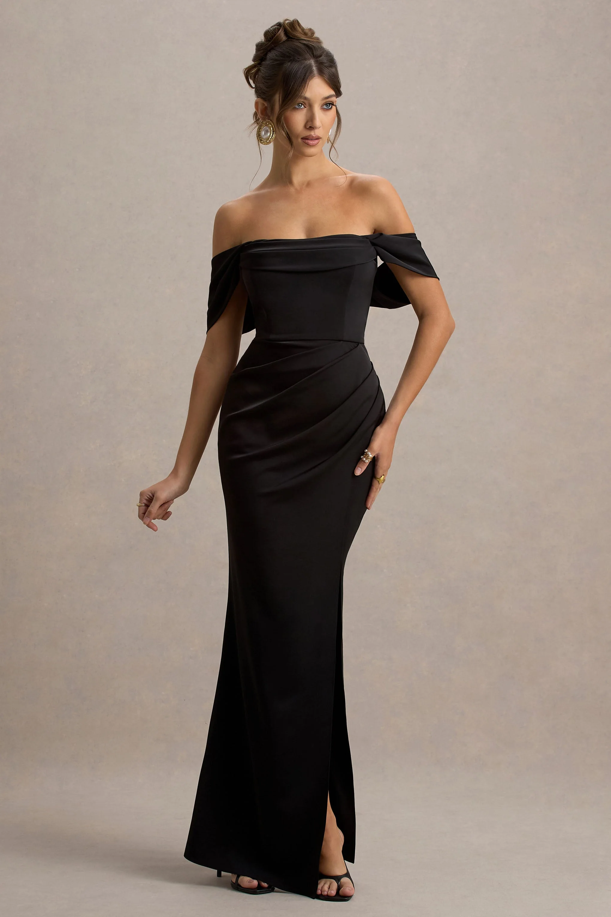 Annie | Schwarzes Satin Bardot Maxikleid mit Wickelrock und Schlitz - Image 4