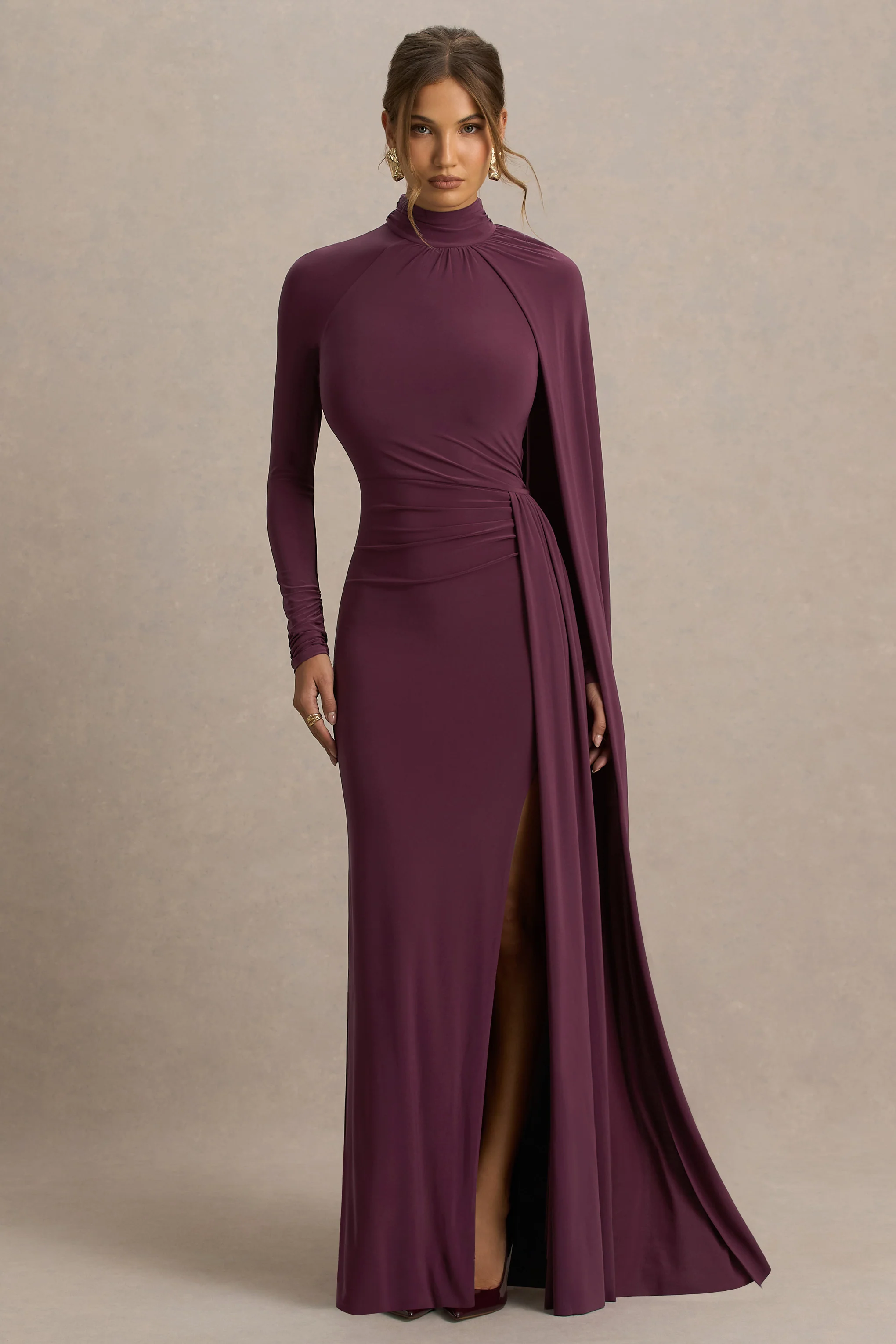 Anticipation | Burgunderfarbenes Maxikleid mit hohem Kragen, Frontschlitz und Raffungen