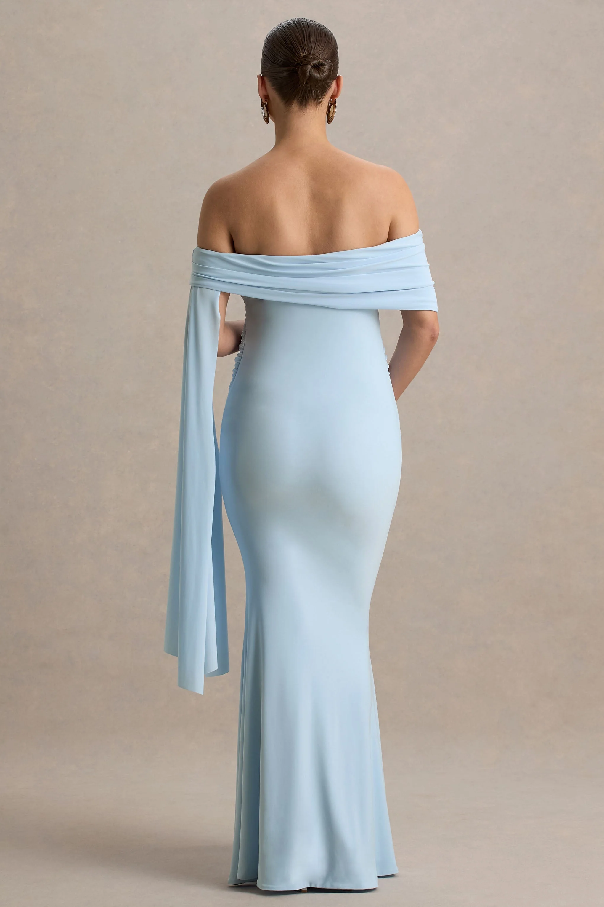 Aquila | Puderblaues Bardot-Umstands-Maxikleid mit Drapierärmeln - Image 2