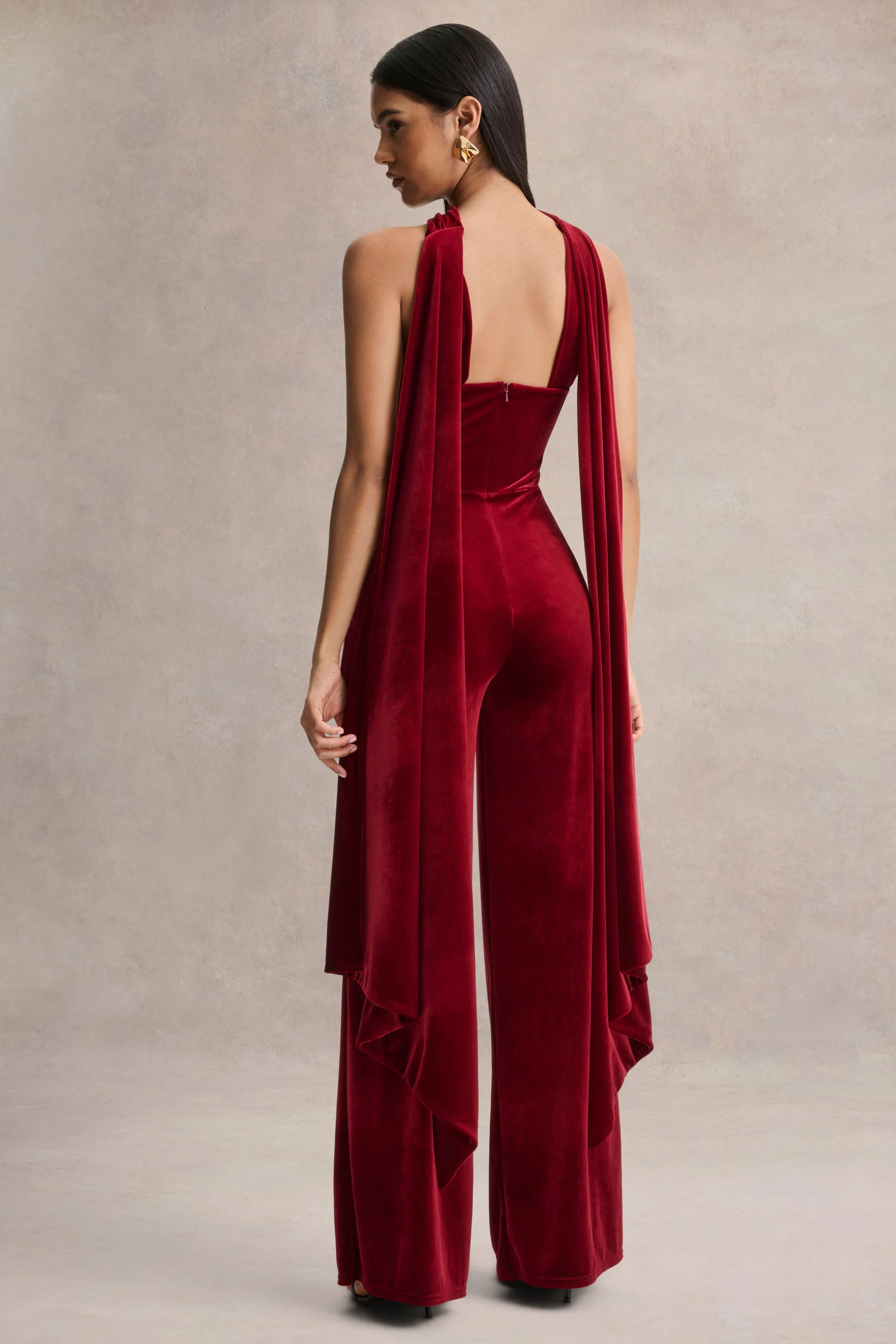 Arcane | Burgunderroter Samt-Jumpsuit mit Bandeau-Ausschnitt und Schal-Detail - Image 2