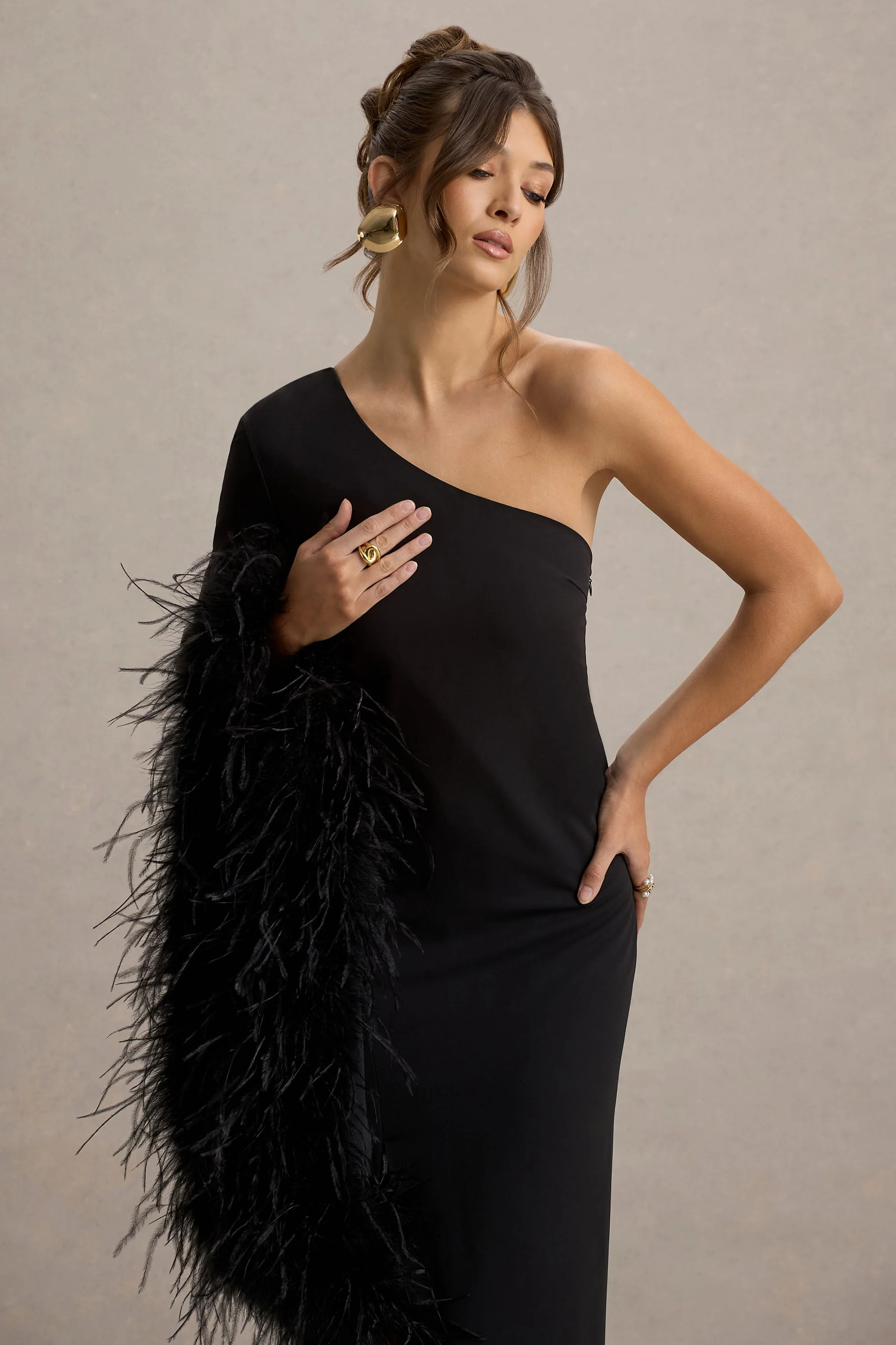 Armina | Schwarzes One-Shoulder-Maxi-Kleid mit Federbesatz - Image 3
