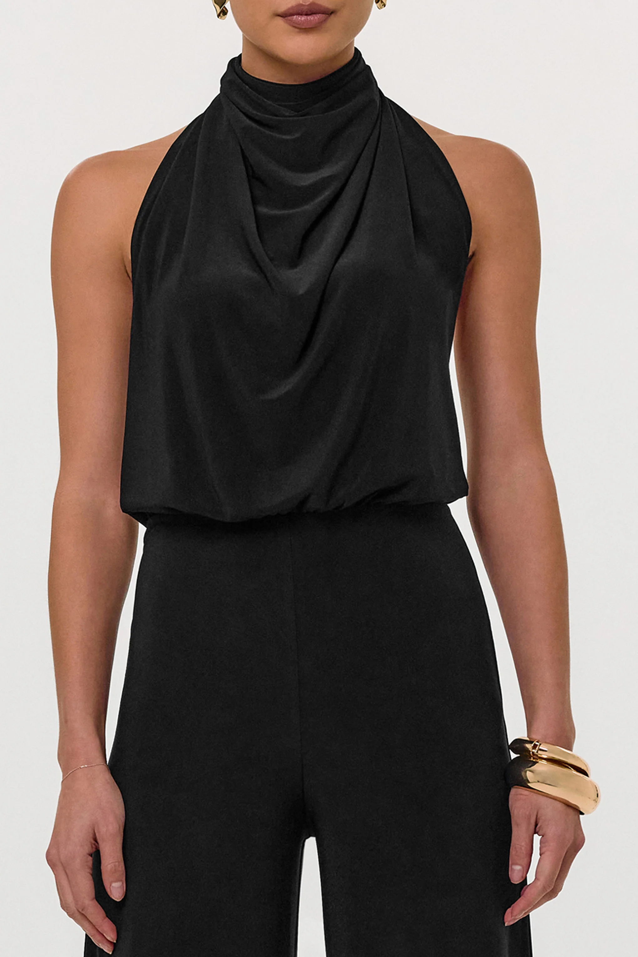 Asha | Schwarzer Jumpsuit mit hohem Kragen und gerafftem Detail. - Image 5