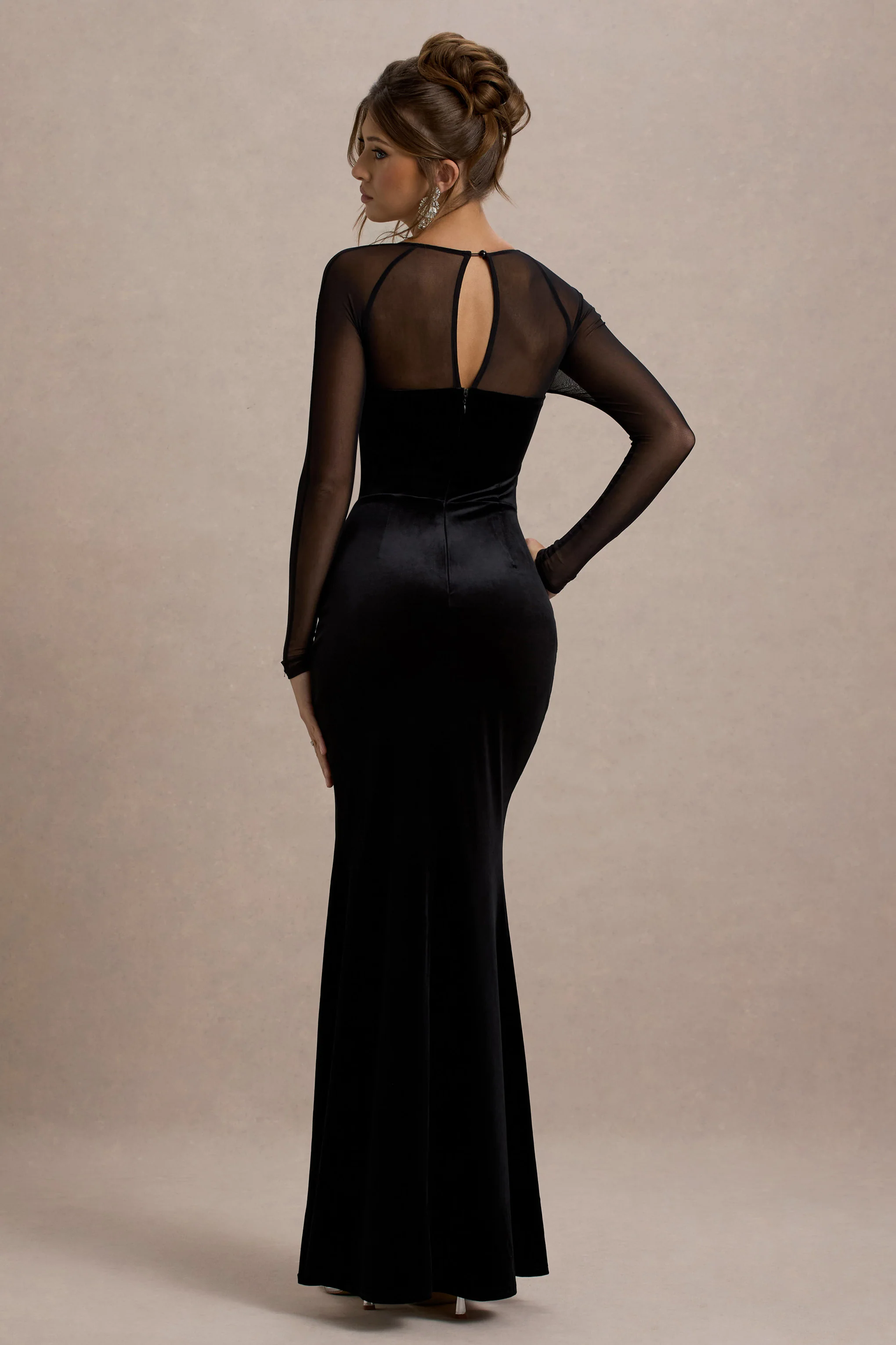 Ashby | Schwarzes Samt-Maxikleid mit Verzierungen und seitlichem Schlitz. - Image 2