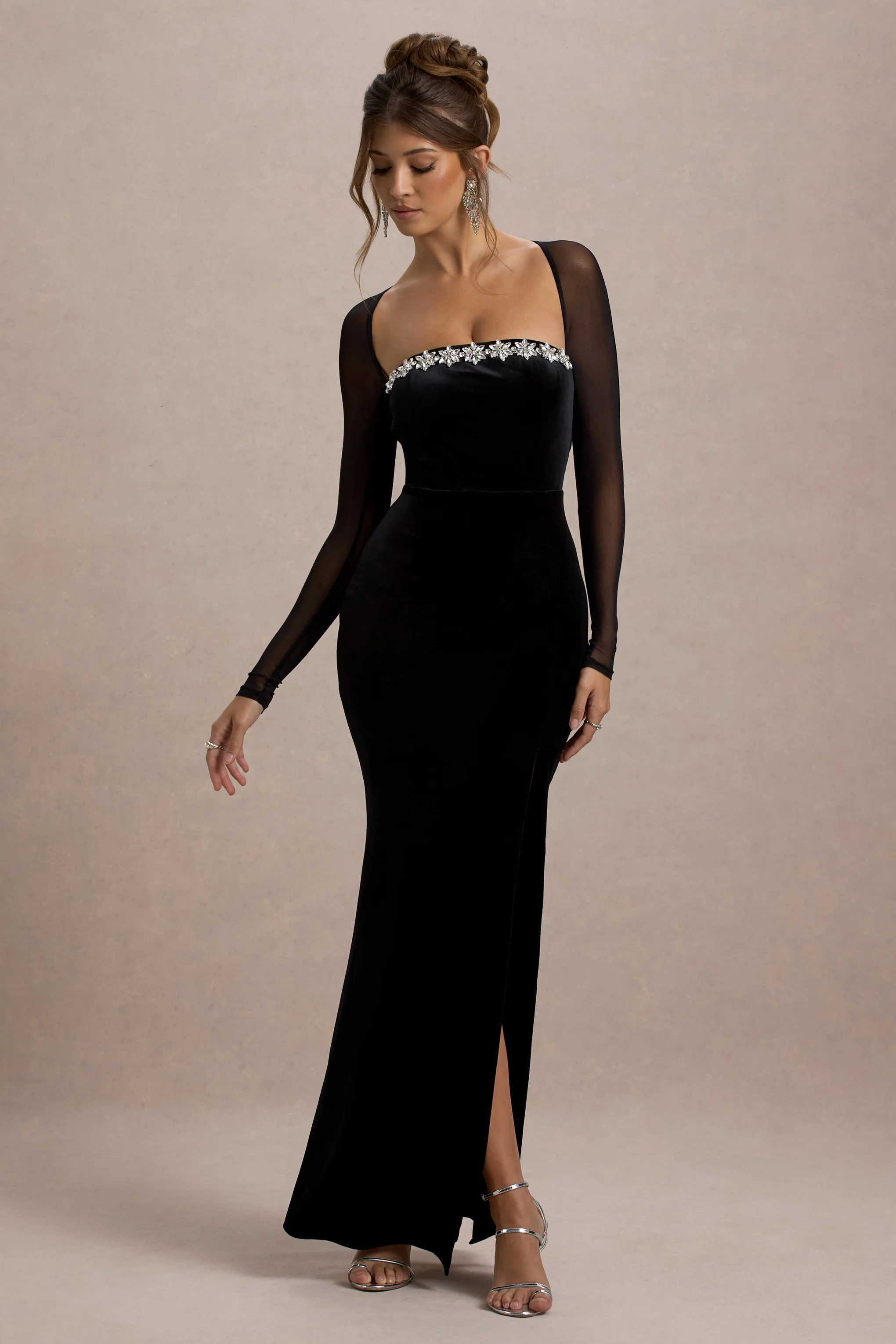 Ashby | Schwarzes Samt-Maxikleid mit Verzierungen und seitlichem Schlitz. - Image 5