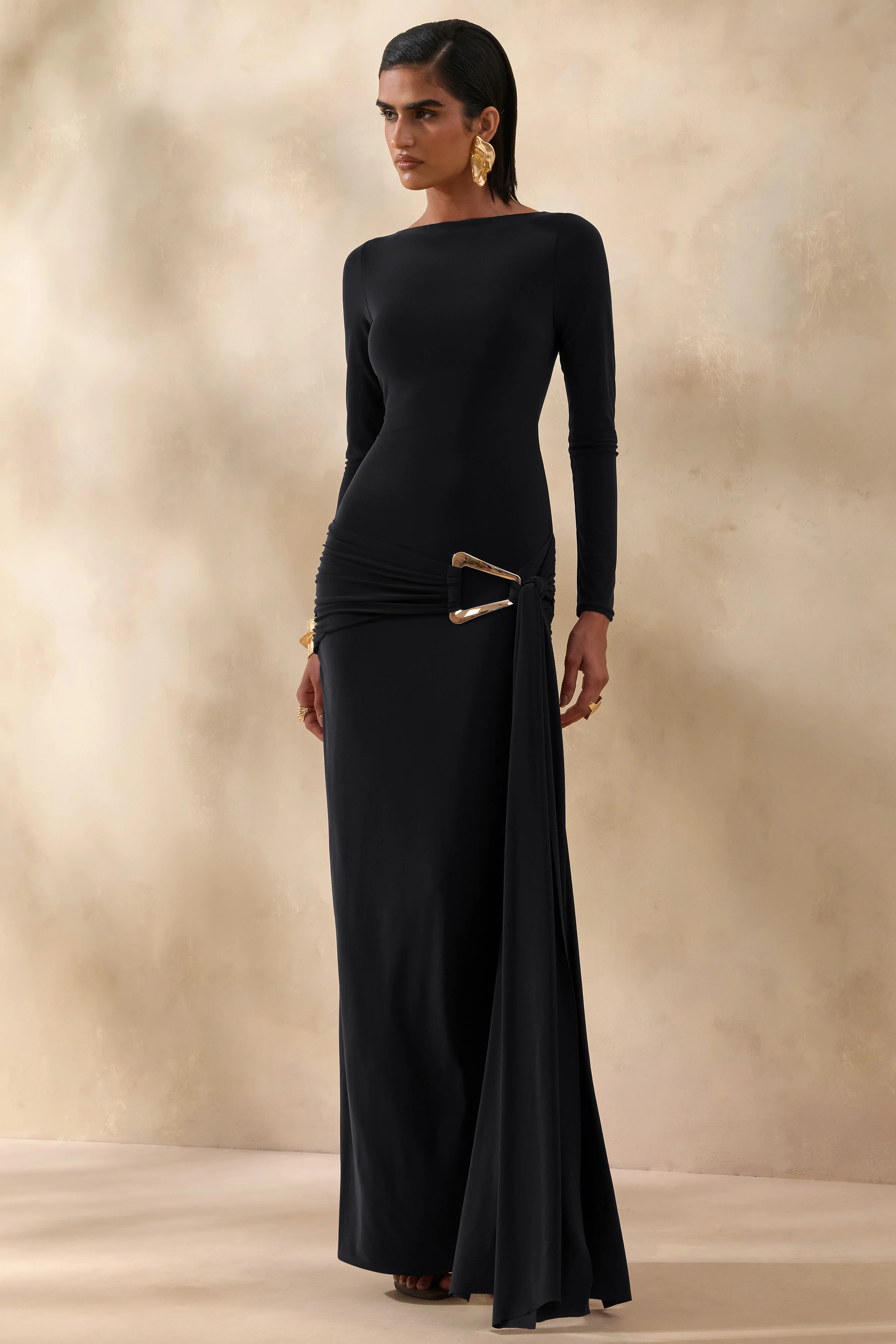 Astrielle | Schwarzes Maxikleid mit weitem Ausschnitt, Golddetail und Schärpe - Image 5