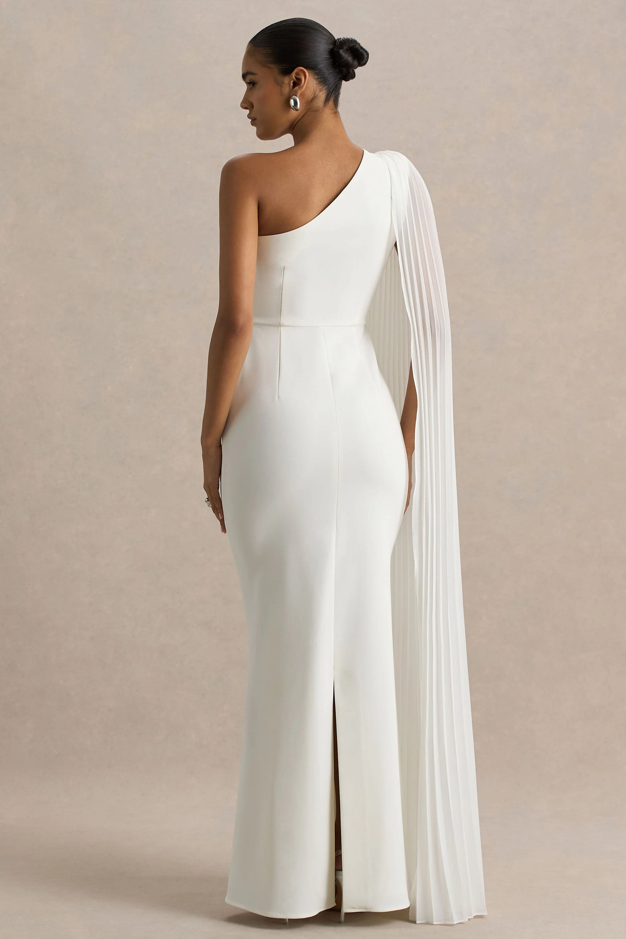 Athens | Weißes Maxikleid mit asymmetrischem Ausschnitt und Cape-Ärmeldetail - Image 2