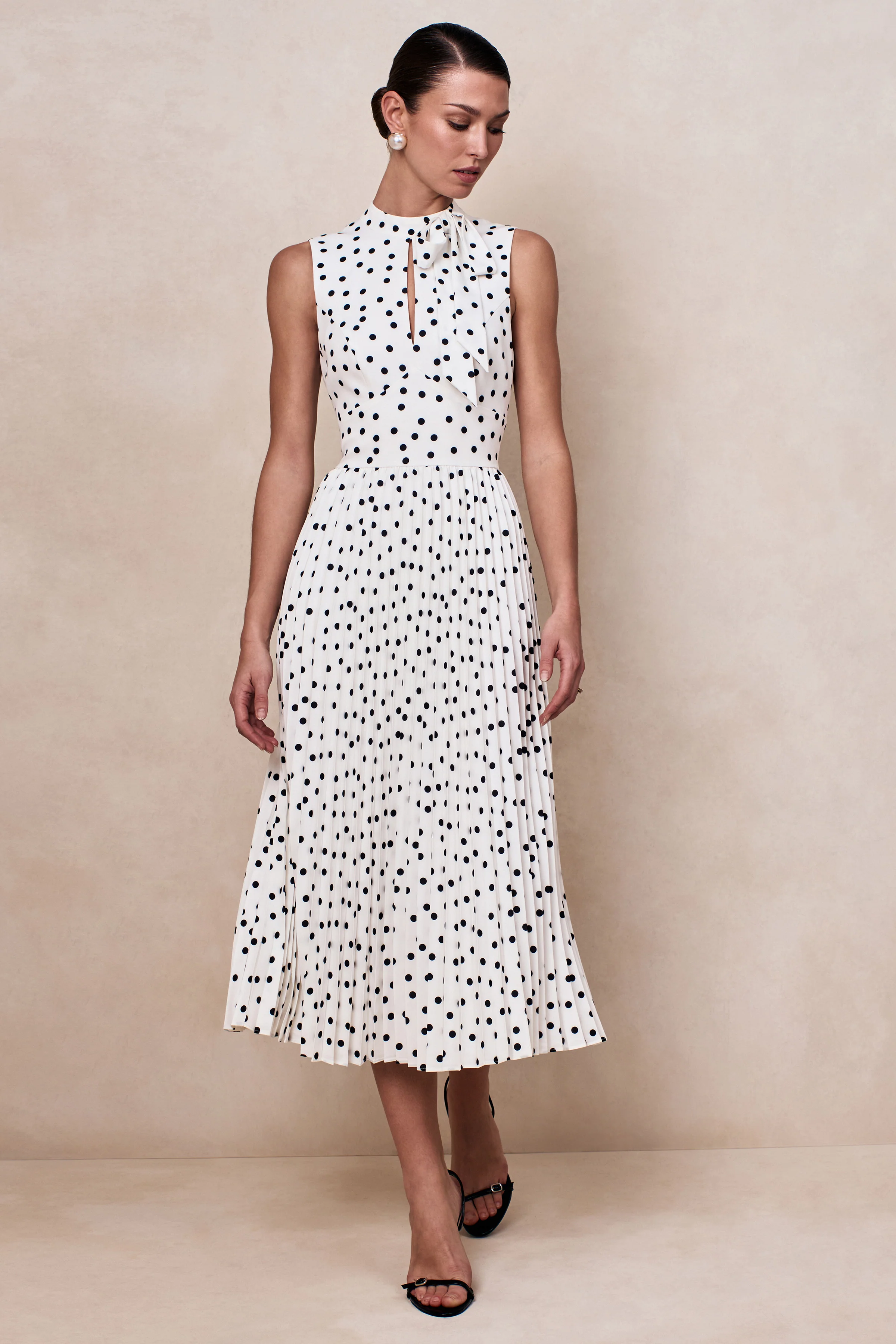 Avalon | Weißes gepunktetes Midikleid mit Schalkragen und plissiertem Rock - Image 5