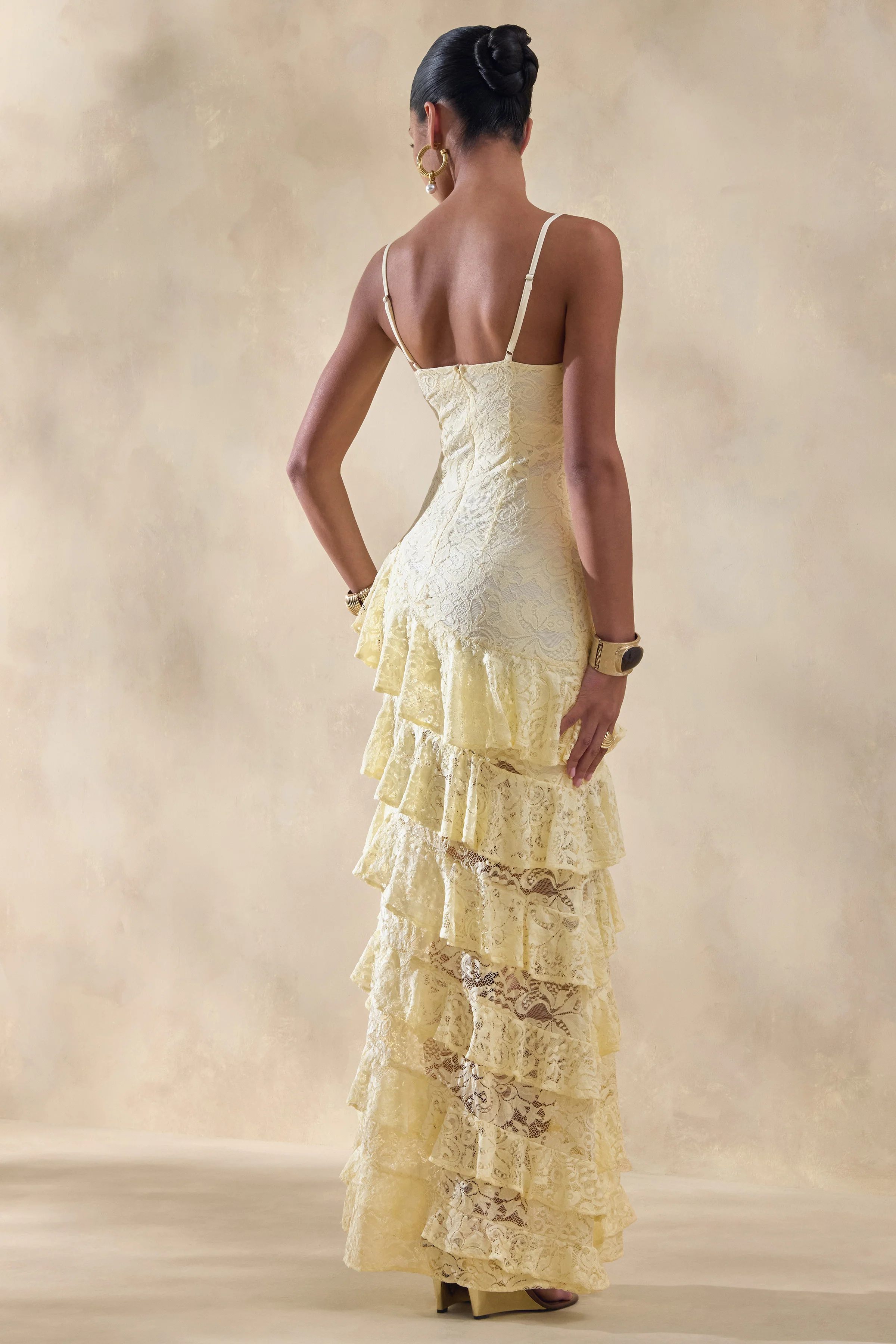 Avelisse | Zitronengelbes Spitzen-Maxikleid mit tiefem Ausschnitt und Rüschendetails - Image 2