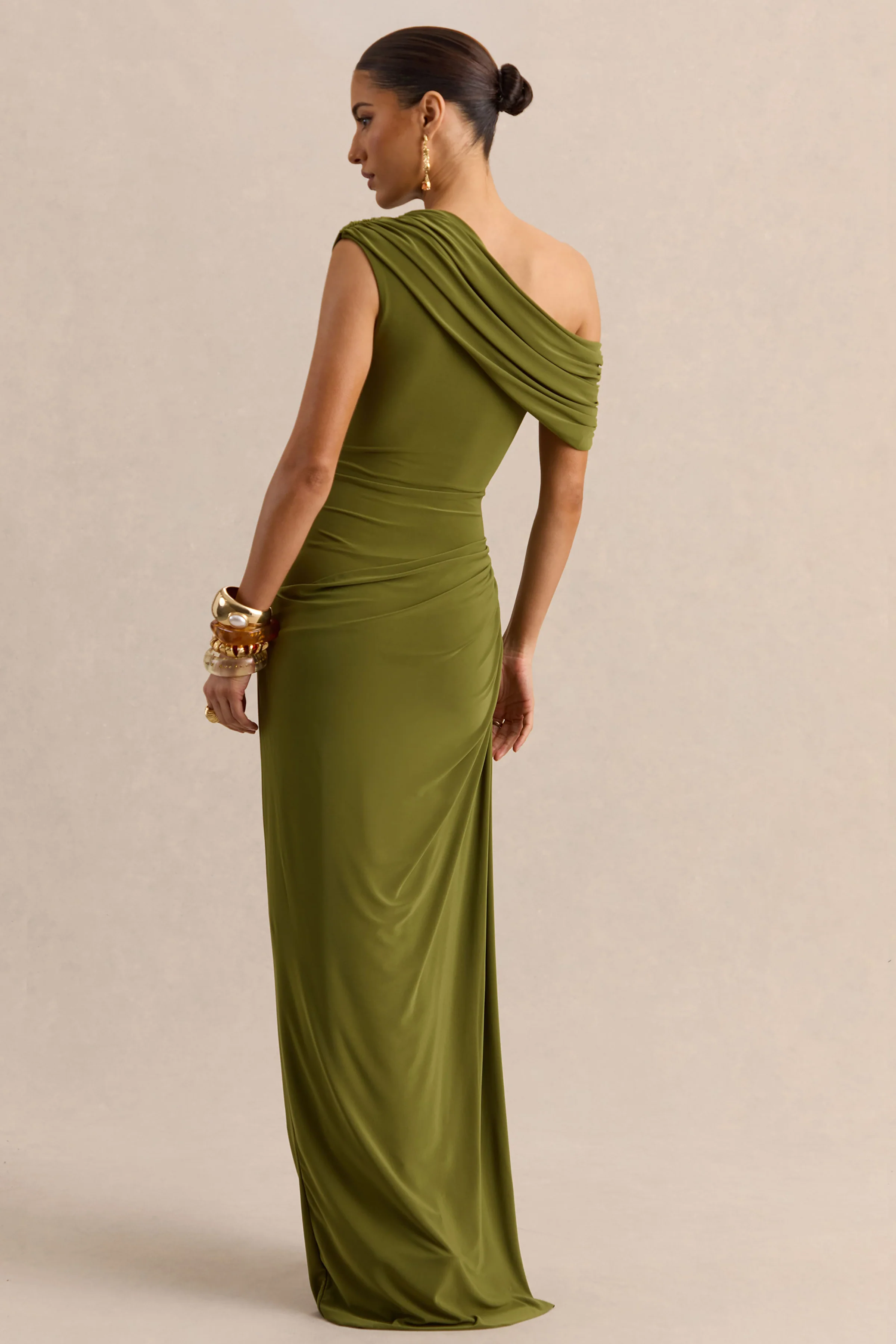 Avialee | Grünes Maxikleid mit asymmetrischem Ausschnitt, gerafften Details und Schärpe - Image 2