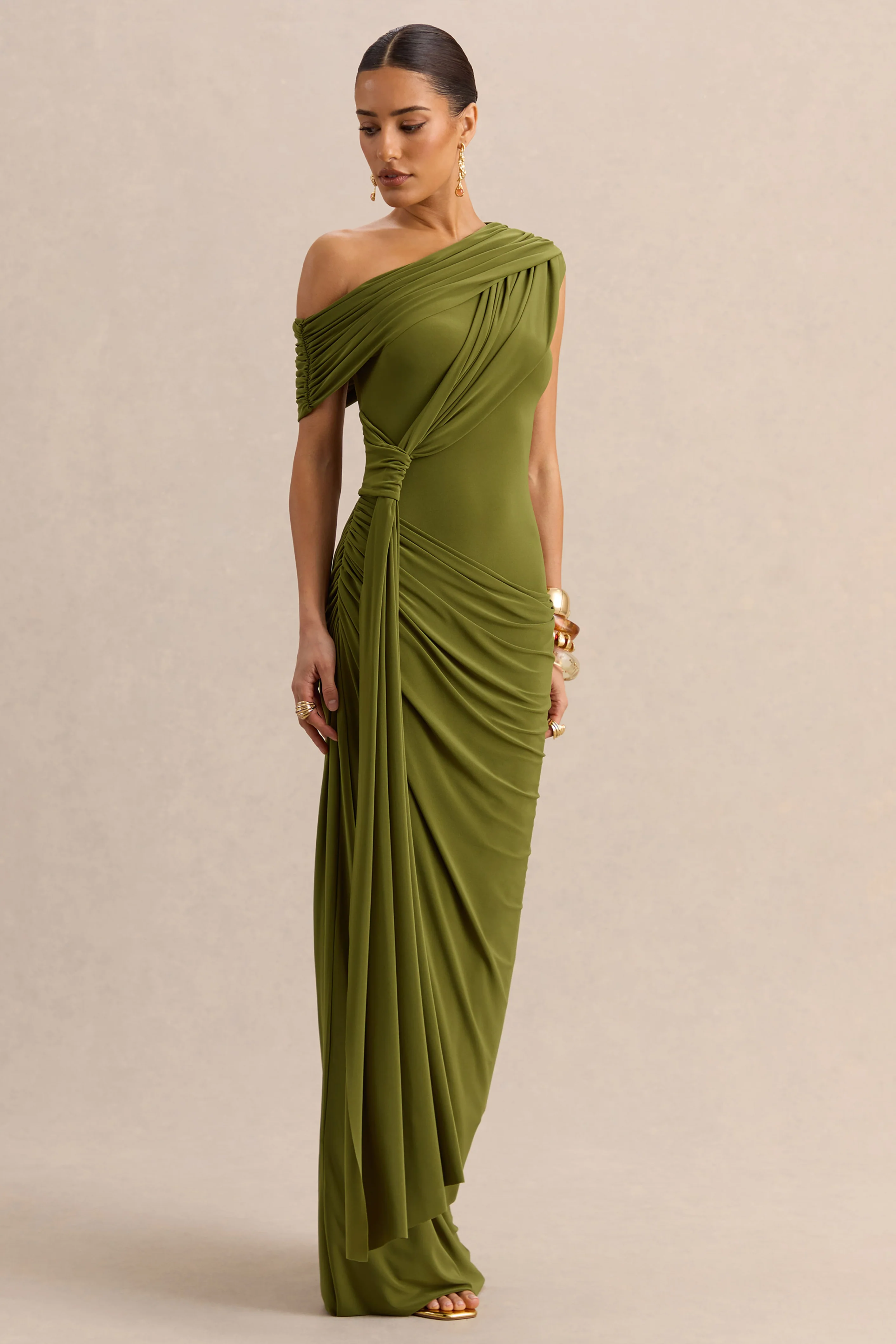 Avialee | Grünes Maxikleid mit asymmetrischem Ausschnitt, gerafften Details und Schärpe - Image 6