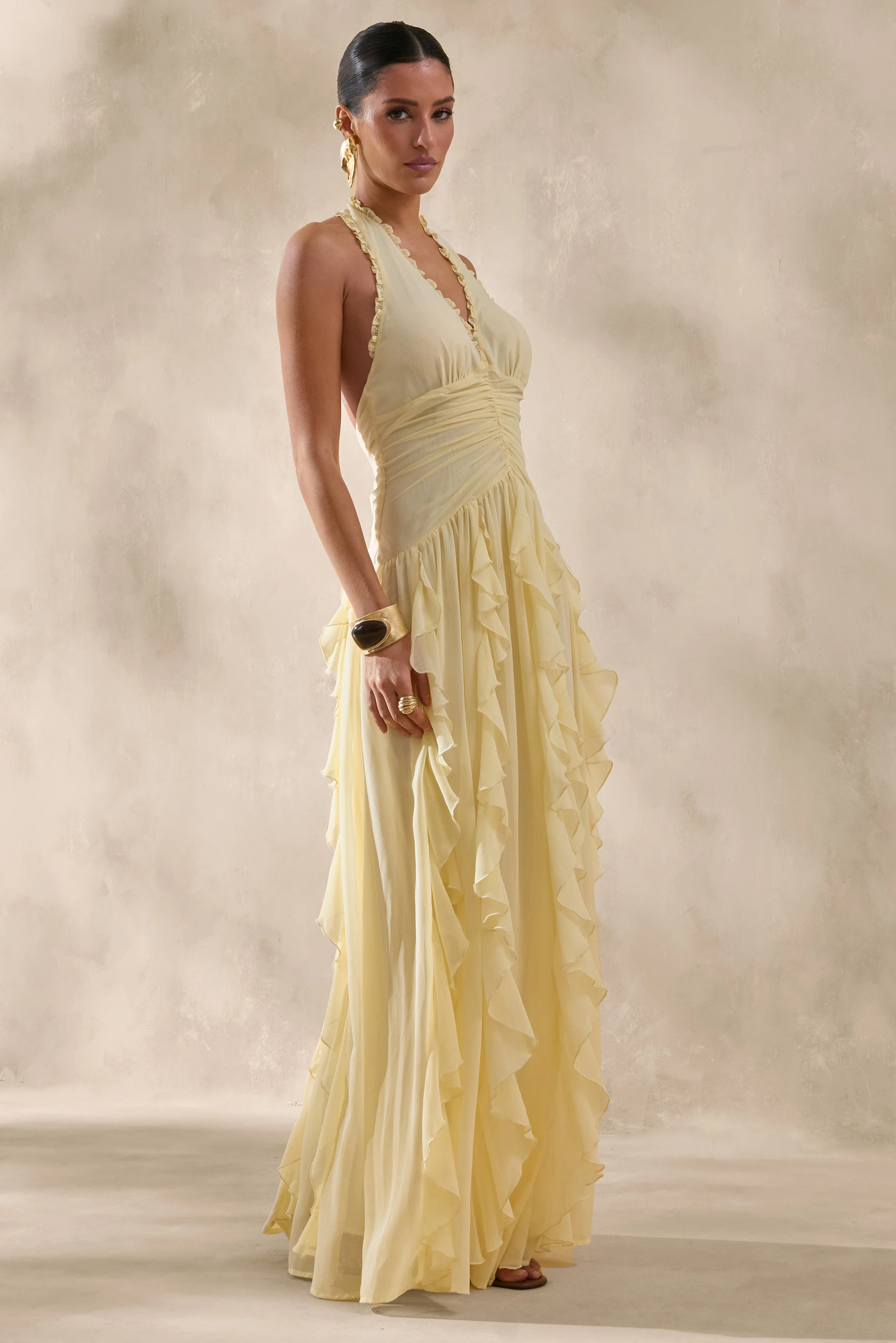Bea | Zitrongelbes Maxikleid mit tiefem Ausschnitt und Rüschenbesatz - Image 4