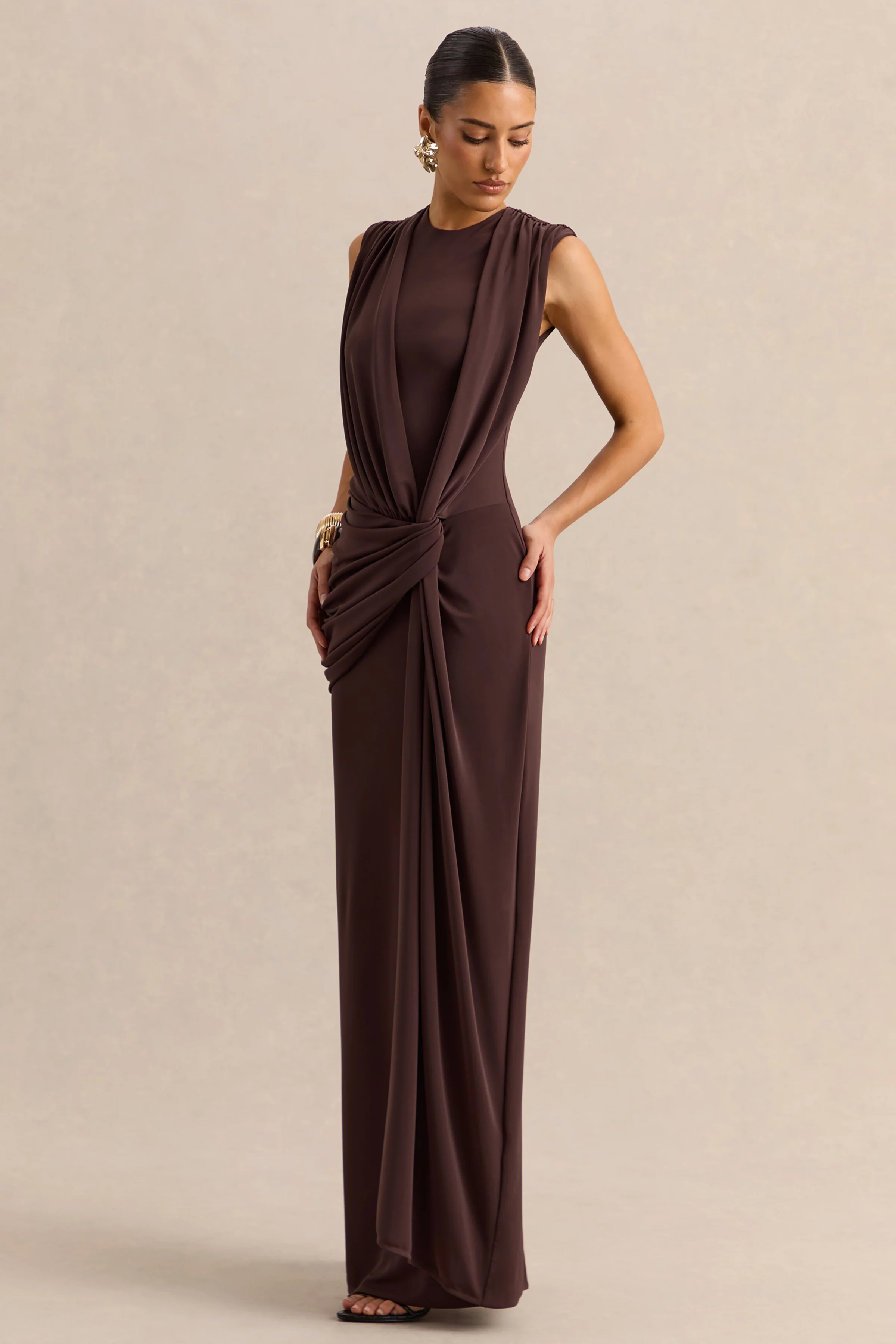 Belrose | Braunes Maxikleid mit asymmetrischem Ausschnitt, Golddetail und hohem Frontschlitz - Image 6