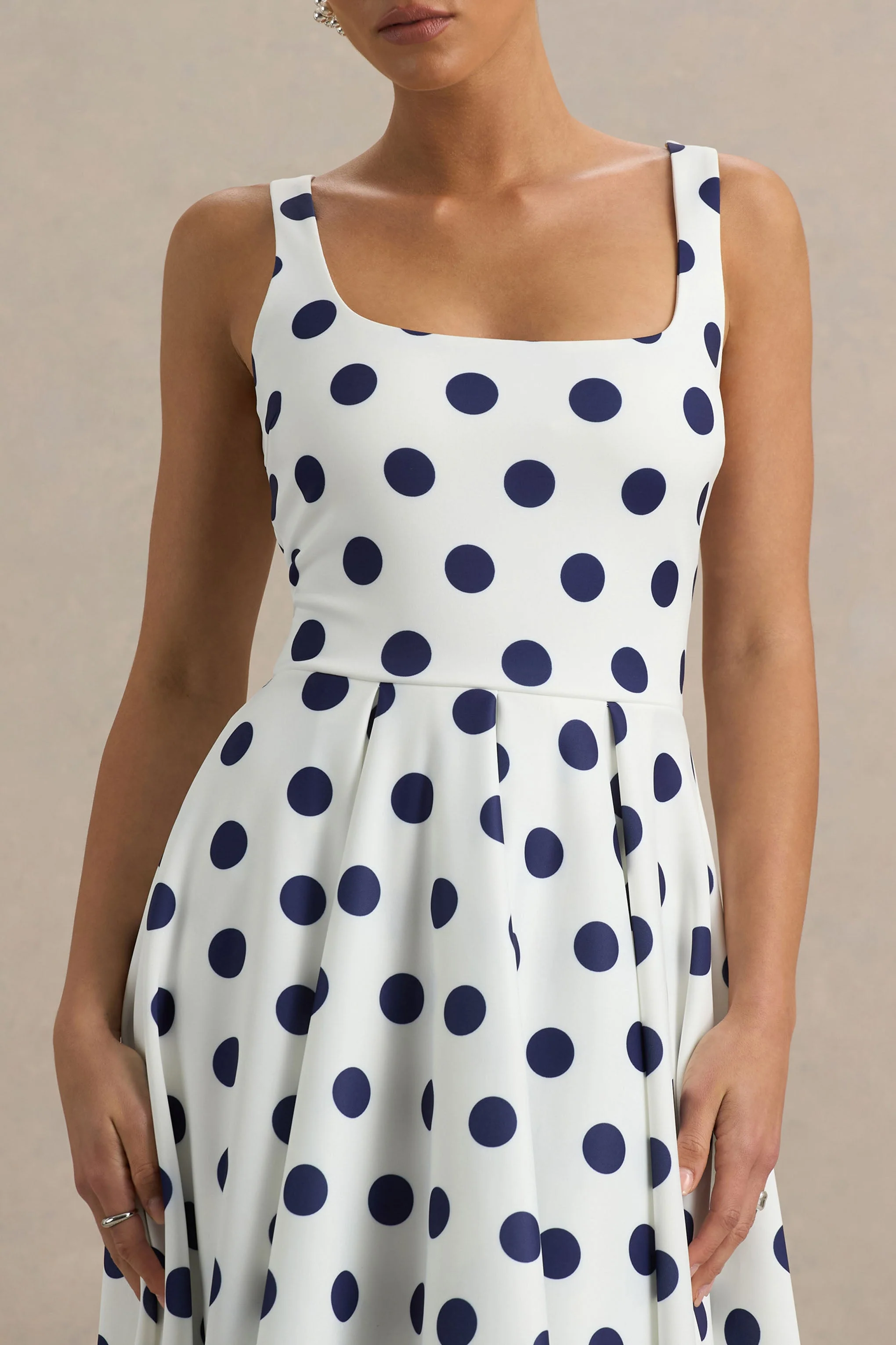 Berta | Weiß-blaues Midikleid mit Polka-Dots und eckigem Ausschnitt - Image 6