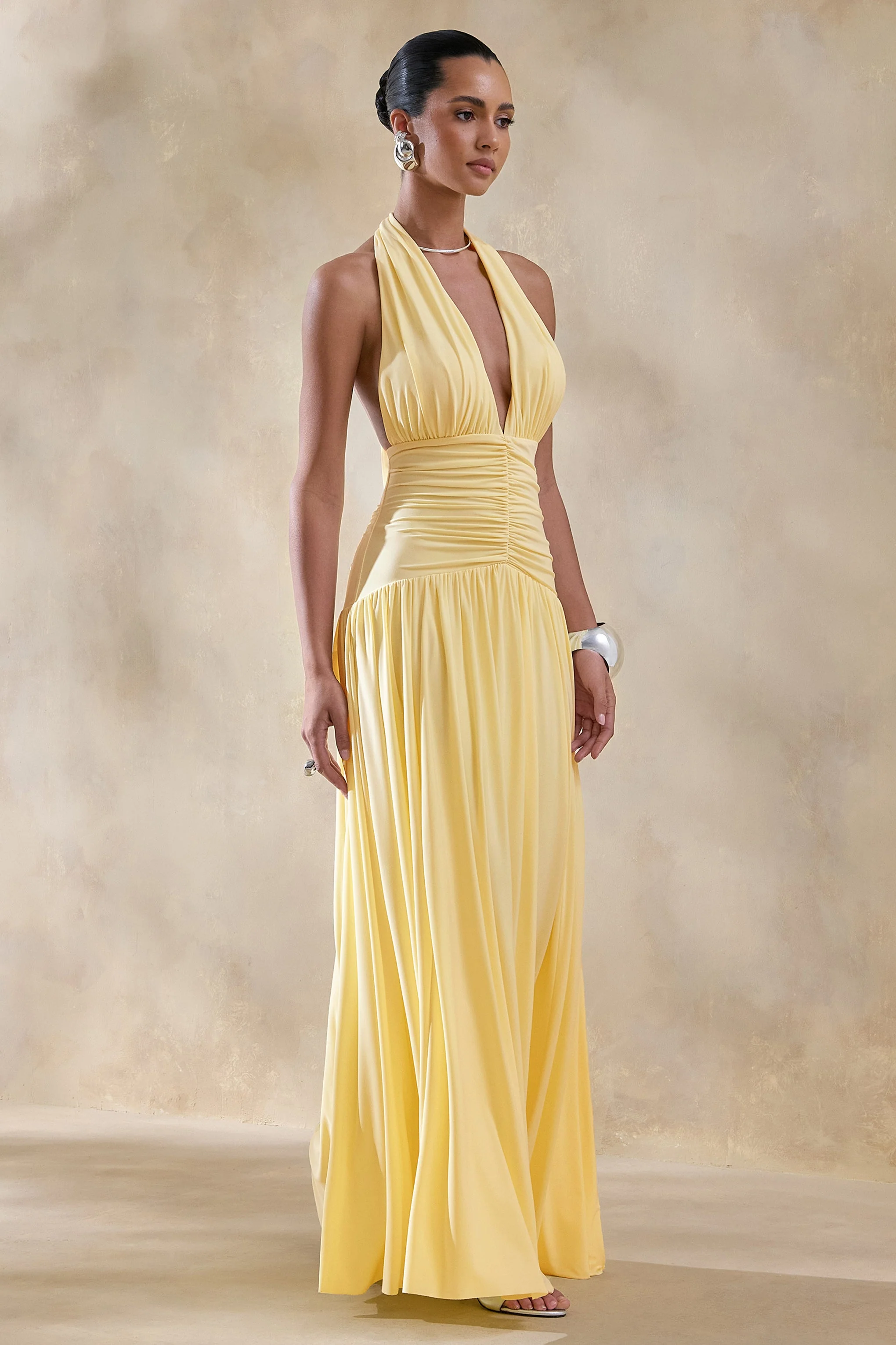 Bettina | Zitronenfarbenes Maxikleid mit tiefem Ausschnitt und Raffungen - Image 6