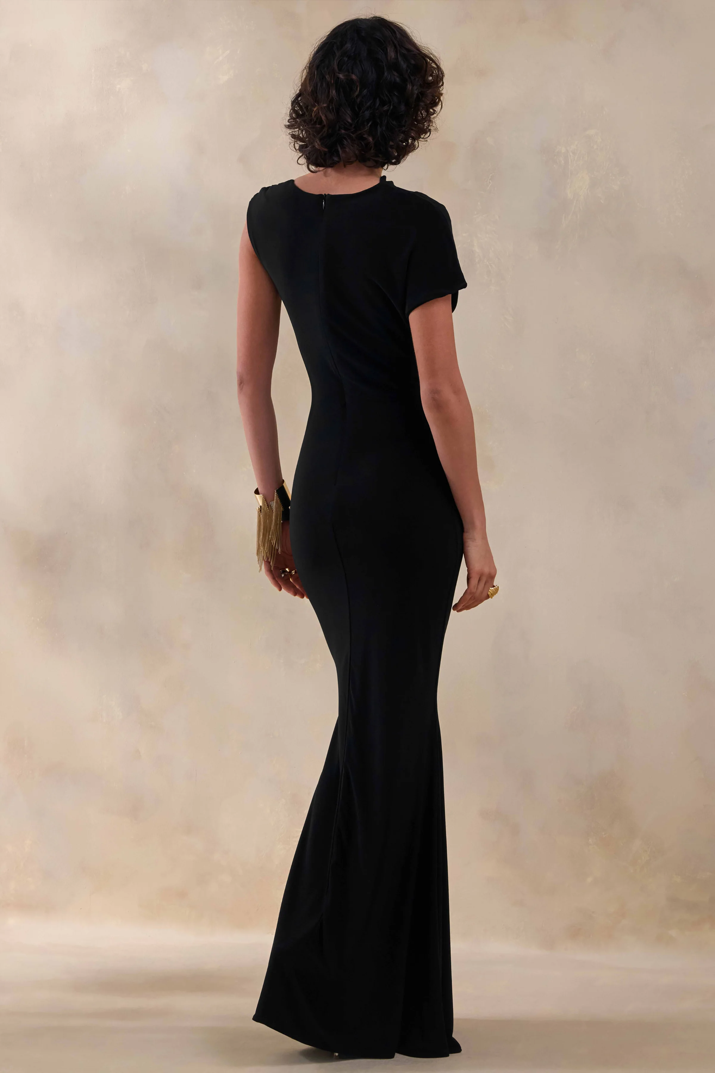 Blaire | Schwarzes Maxikleid mit asymmetrischem Ausschnitt und goldenen Details - Image 2