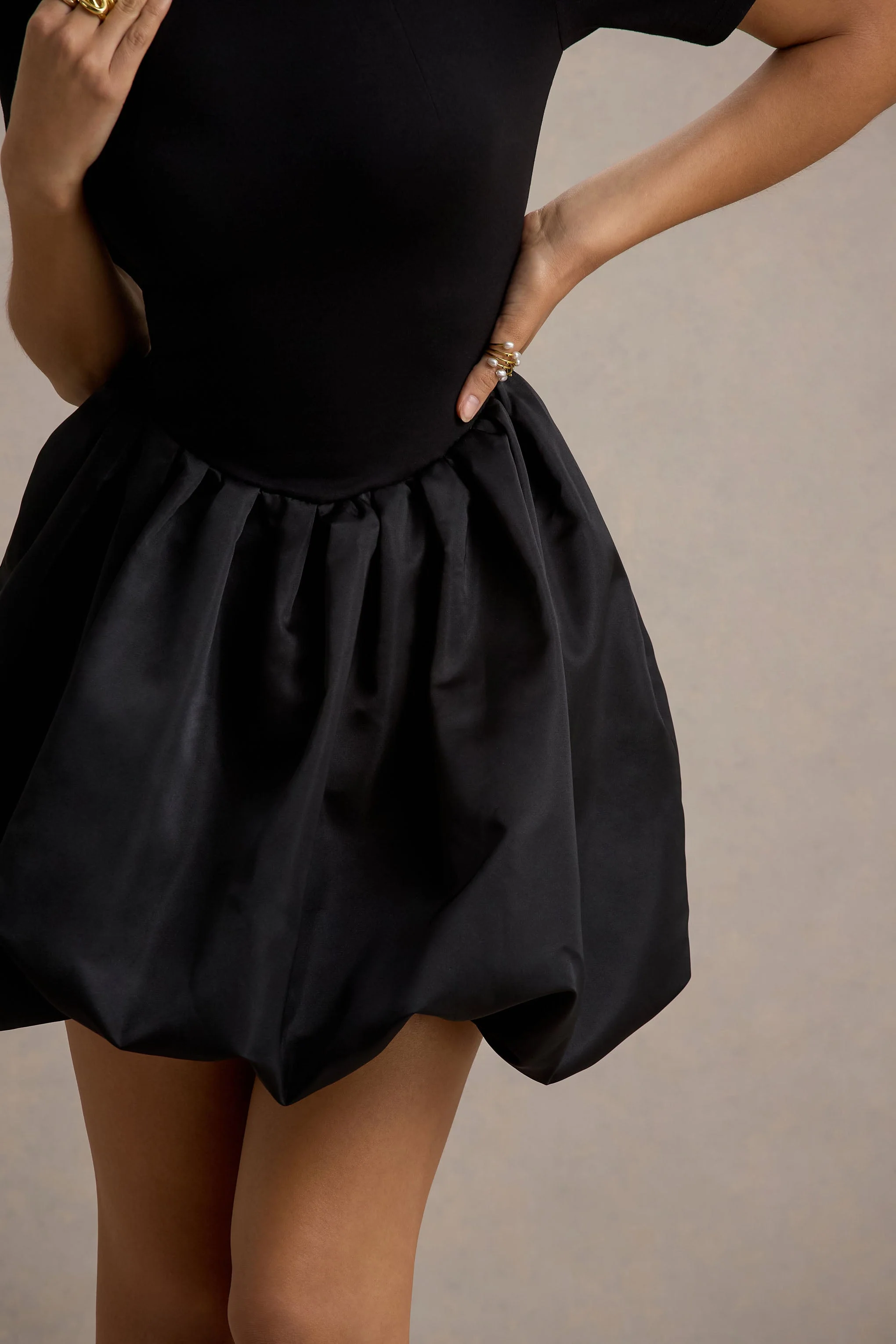 Blake | Schwarzes Minikleid mit kurzen Ärmeln und Satin-Puffball-Rock. - Image 8