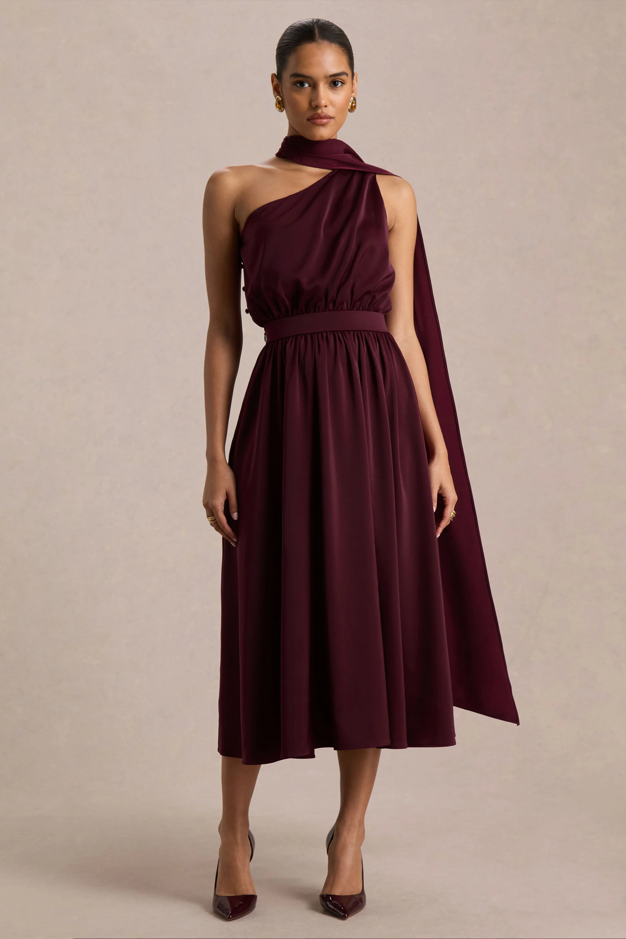 Caluna | Burgunderrotes Satin-Midikleid mit asymmetrischem Ausschnitt und Schaldetail - Image 3