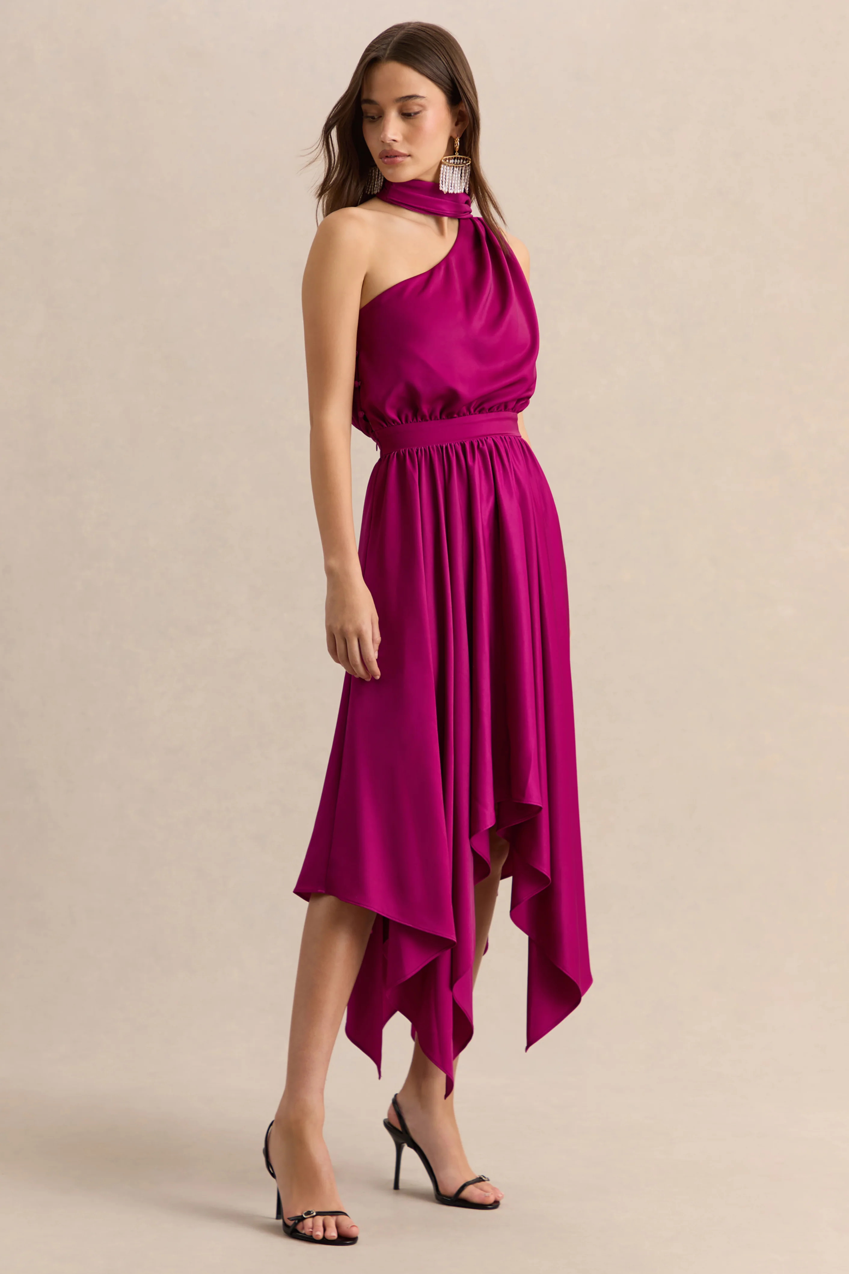 Caluna | Knallpinkes Midikleid aus Satin mit asymmetrischem Ausschnitt und Schaldetail - Image 5